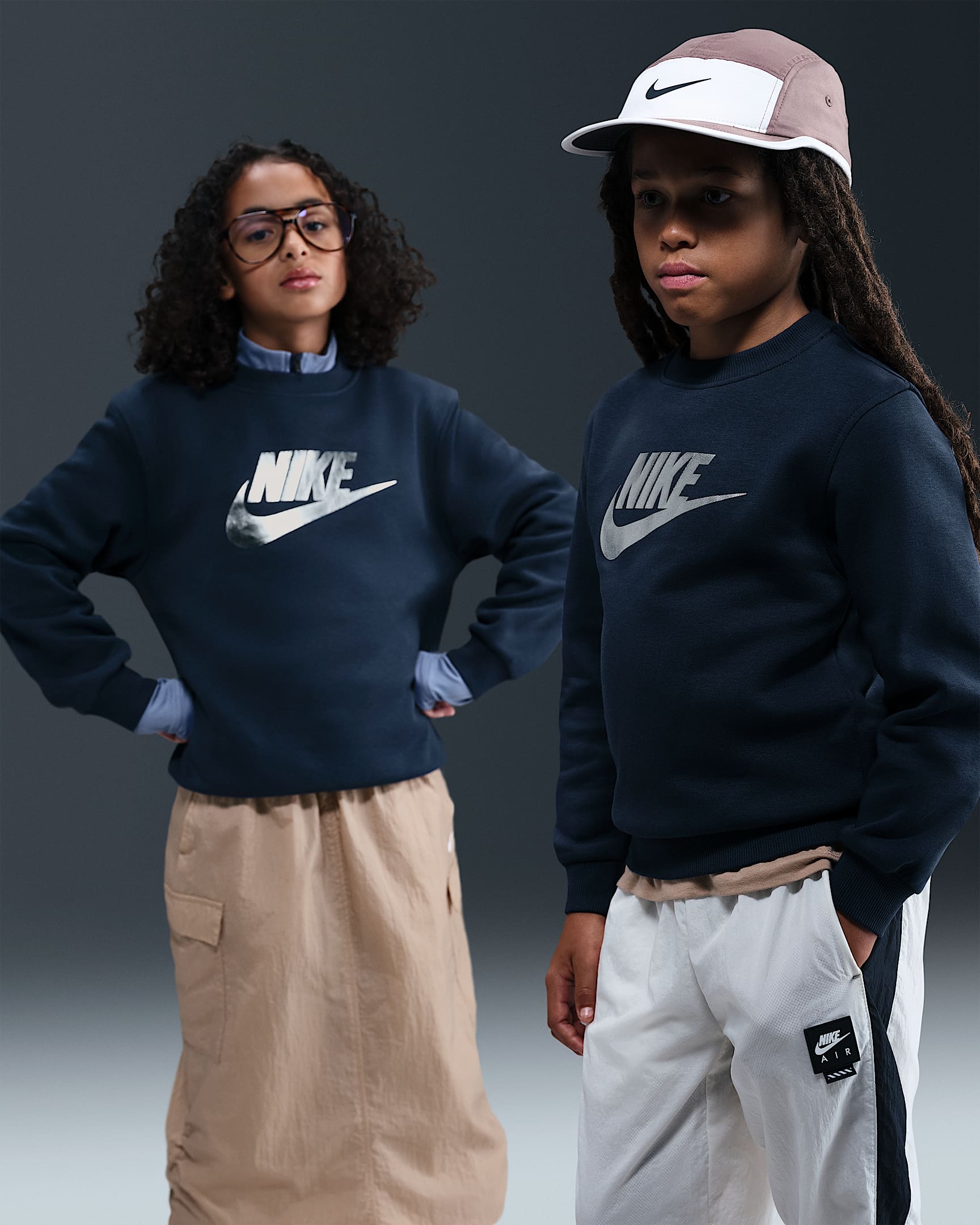 Nike Sportswear Club Fleece 大童加绒圆领运动衫 - 深藏青/金属银