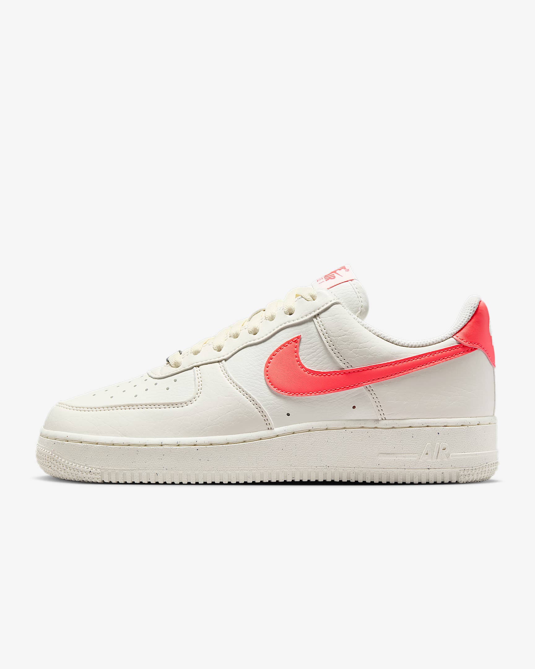 Nike Air Force 1 '07 Next Nature 女子空军一号运动鞋 - 帆白/火山岩红/金属银/帆白