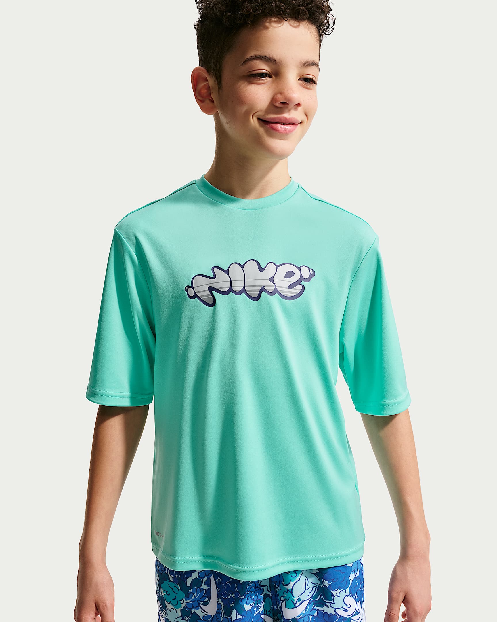 Nike Swim Hydroguard Dri-FIT 大童（男孩）速干短袖上衣 - 漂白宝石绿/冷灰/尘光子色/冷灰