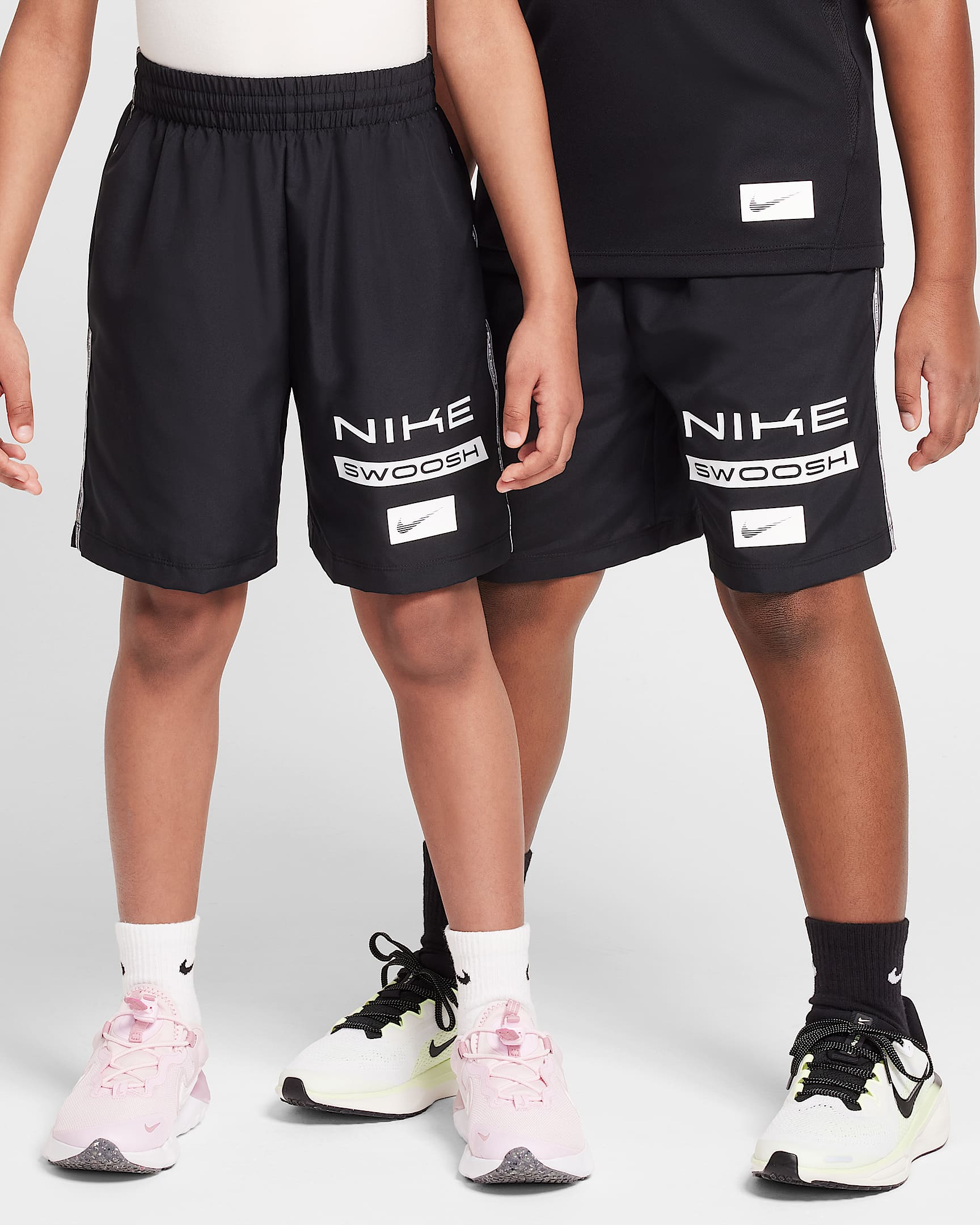 Nike Multi Dri-FIT 大童（男孩）速干梭织短裤 - 黑/白色