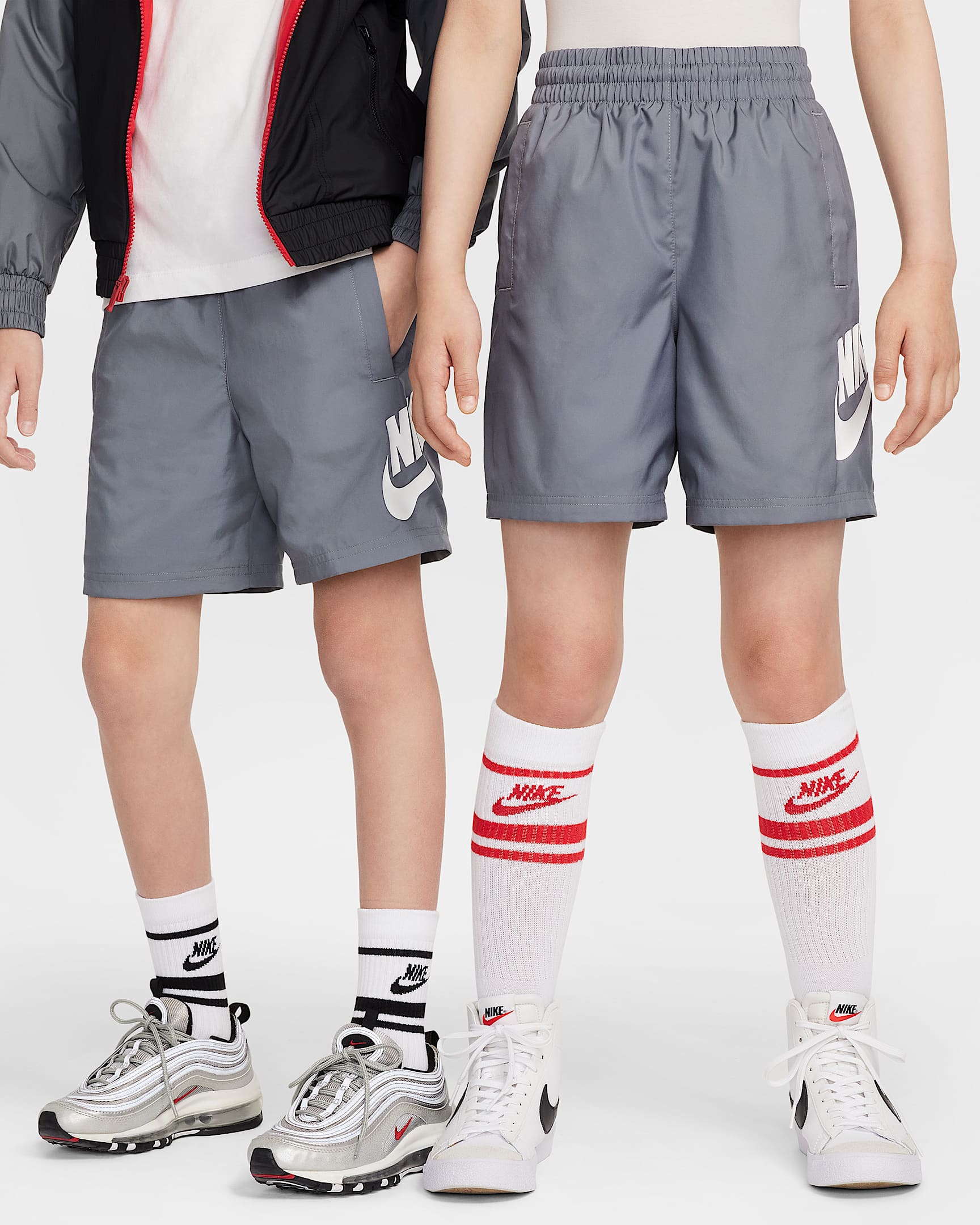 Nike Sportswear Club 大童梭织短裤 - 烟灰/白色