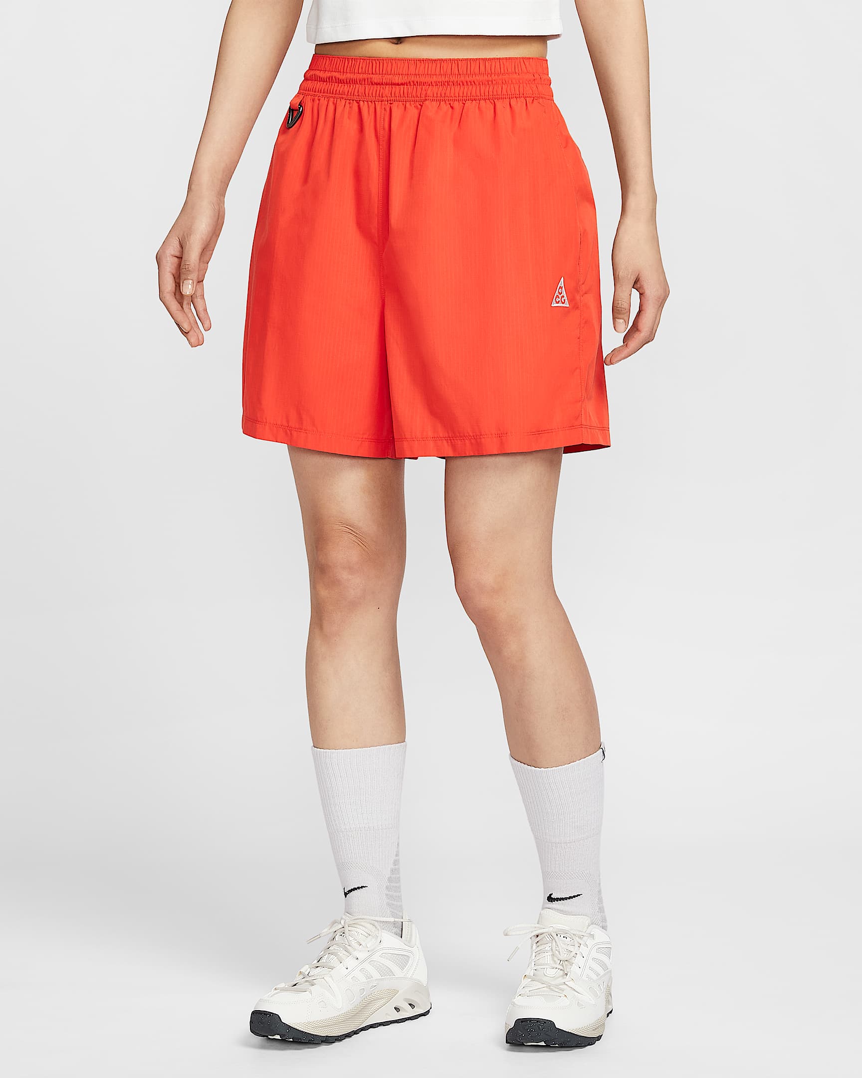 Nike ACG Repel 女子拒水中腰不易撕裂短裤 - 热情红/浅黄褐/山峰白