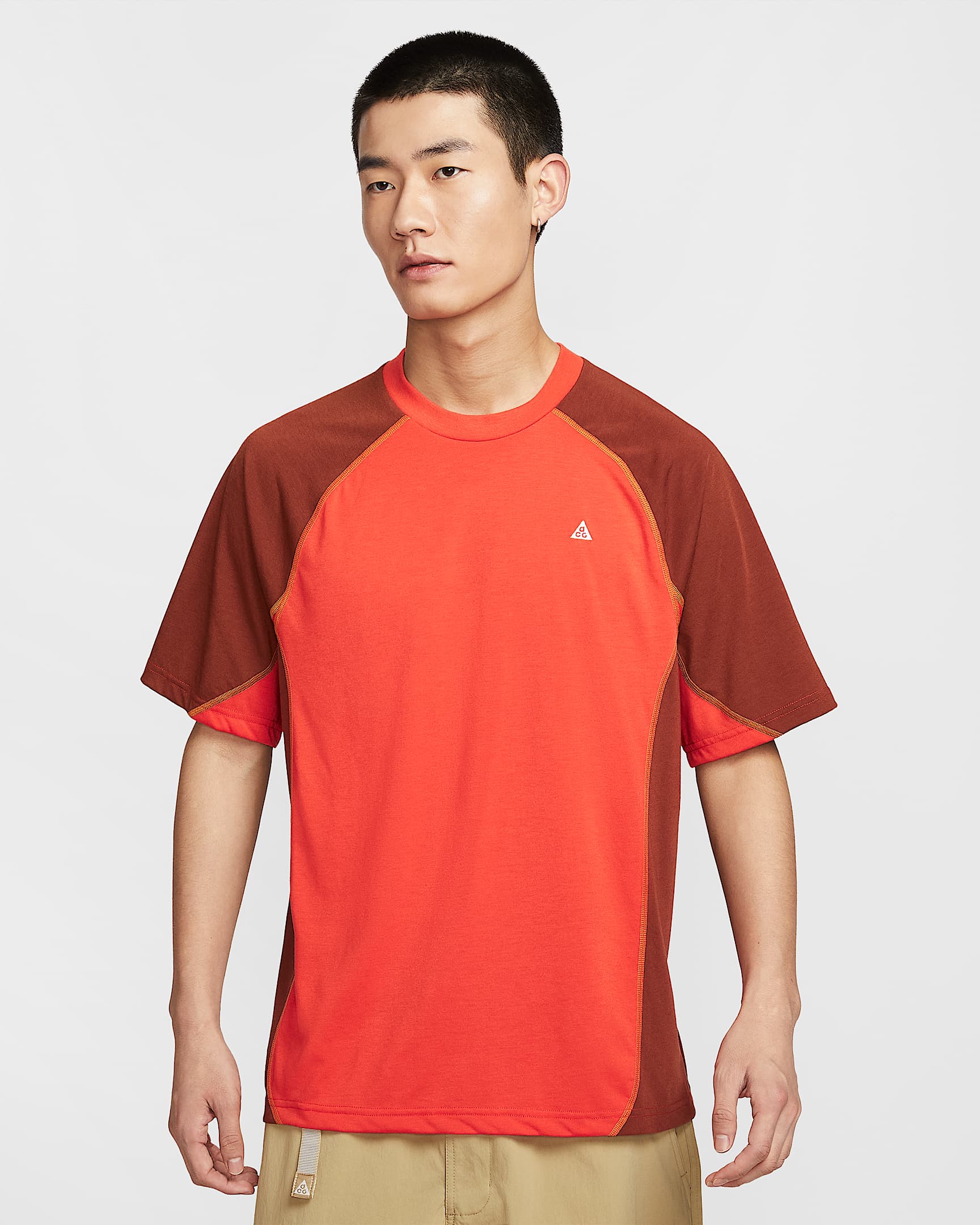 Nike ACG Dri-FIT ADV 男子速干短袖T恤 - 热情红/浅黄褐/山峰白