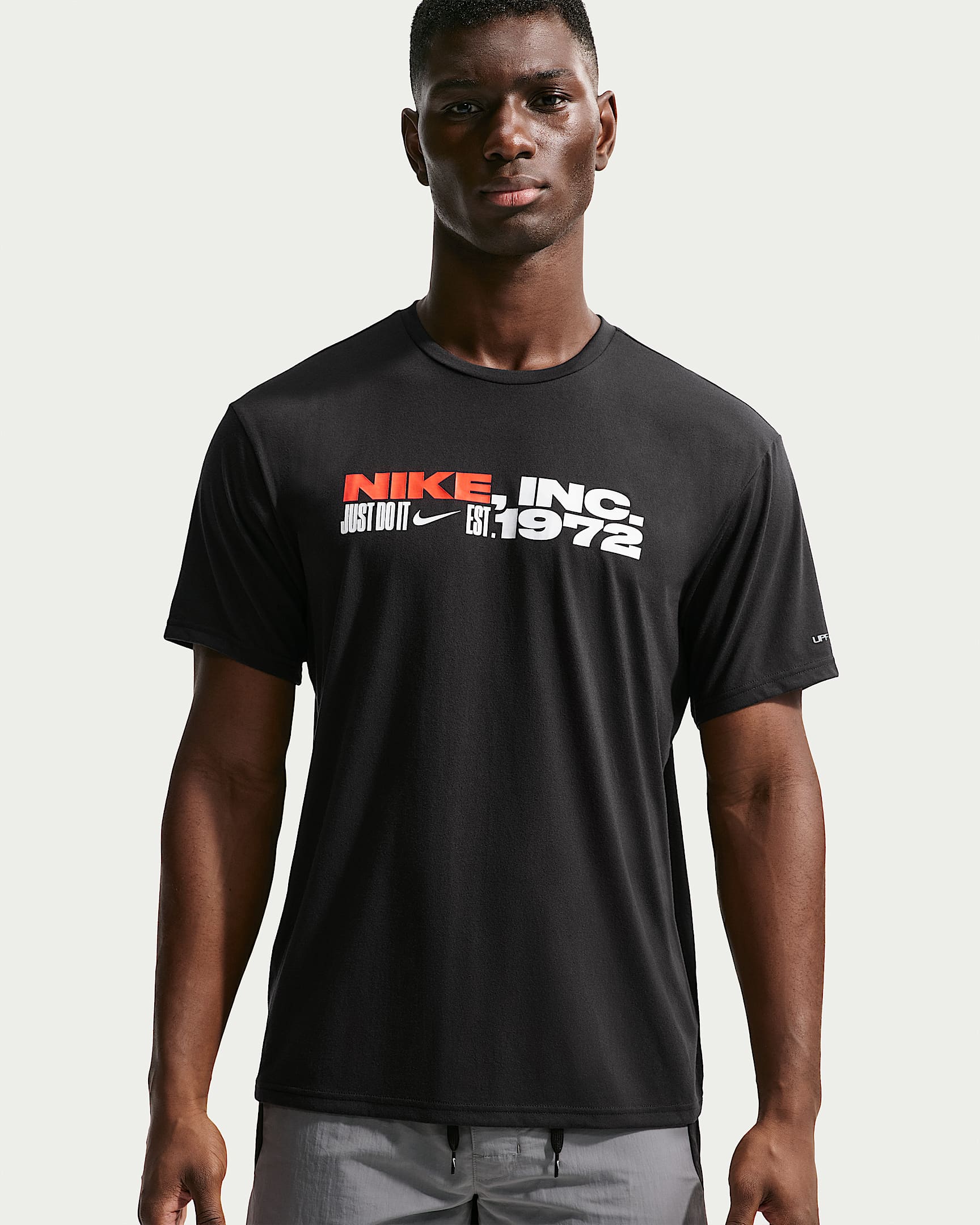 Nike Swim Hydroguard Dri-FIT 男子速干短袖上衣 - 黑/冷灰/亮桔/白色