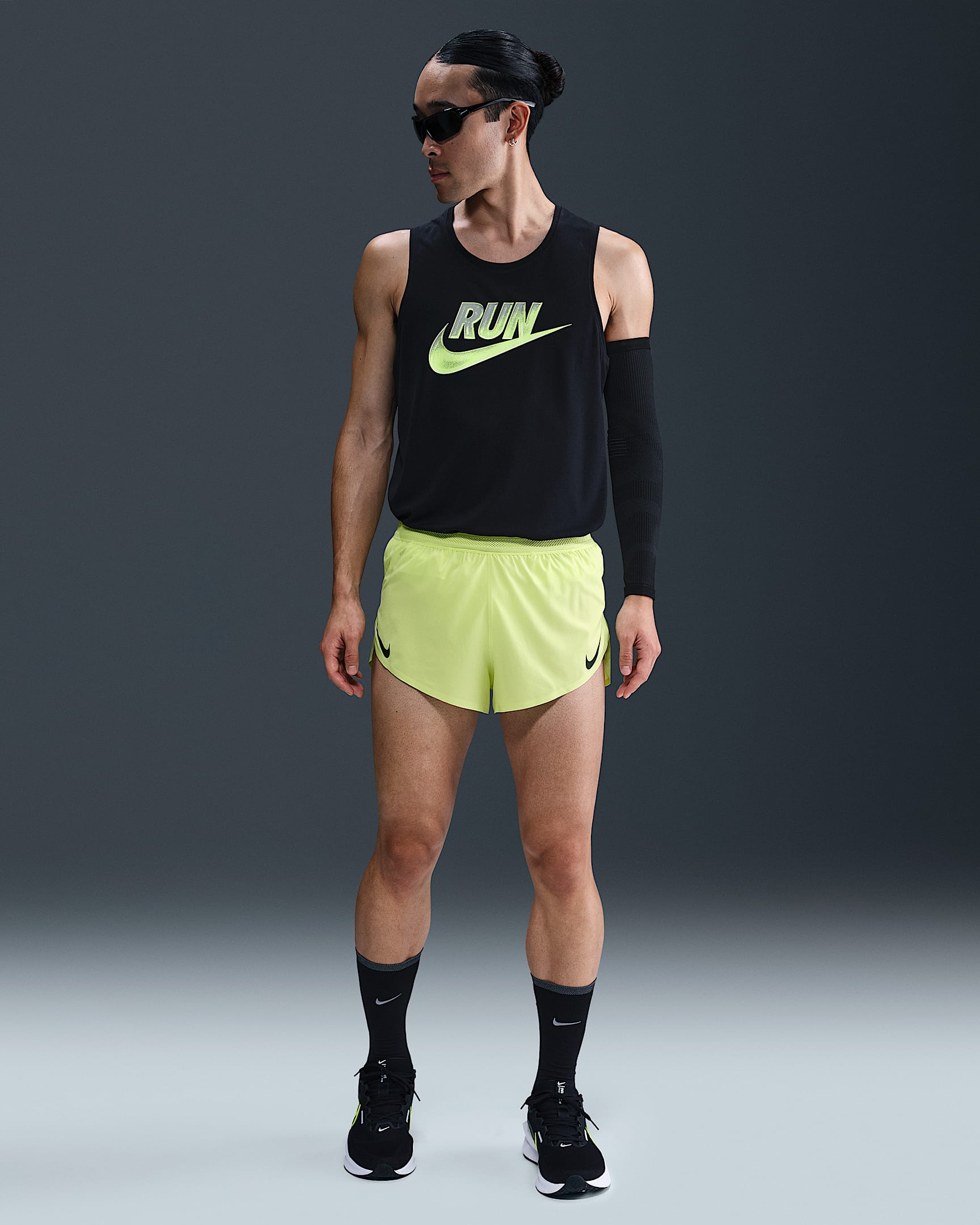 Nike AeroSwift Dri-FIT ADV 男子速干跑步短裤(含衬裤) - 浅柠檬黄/黑