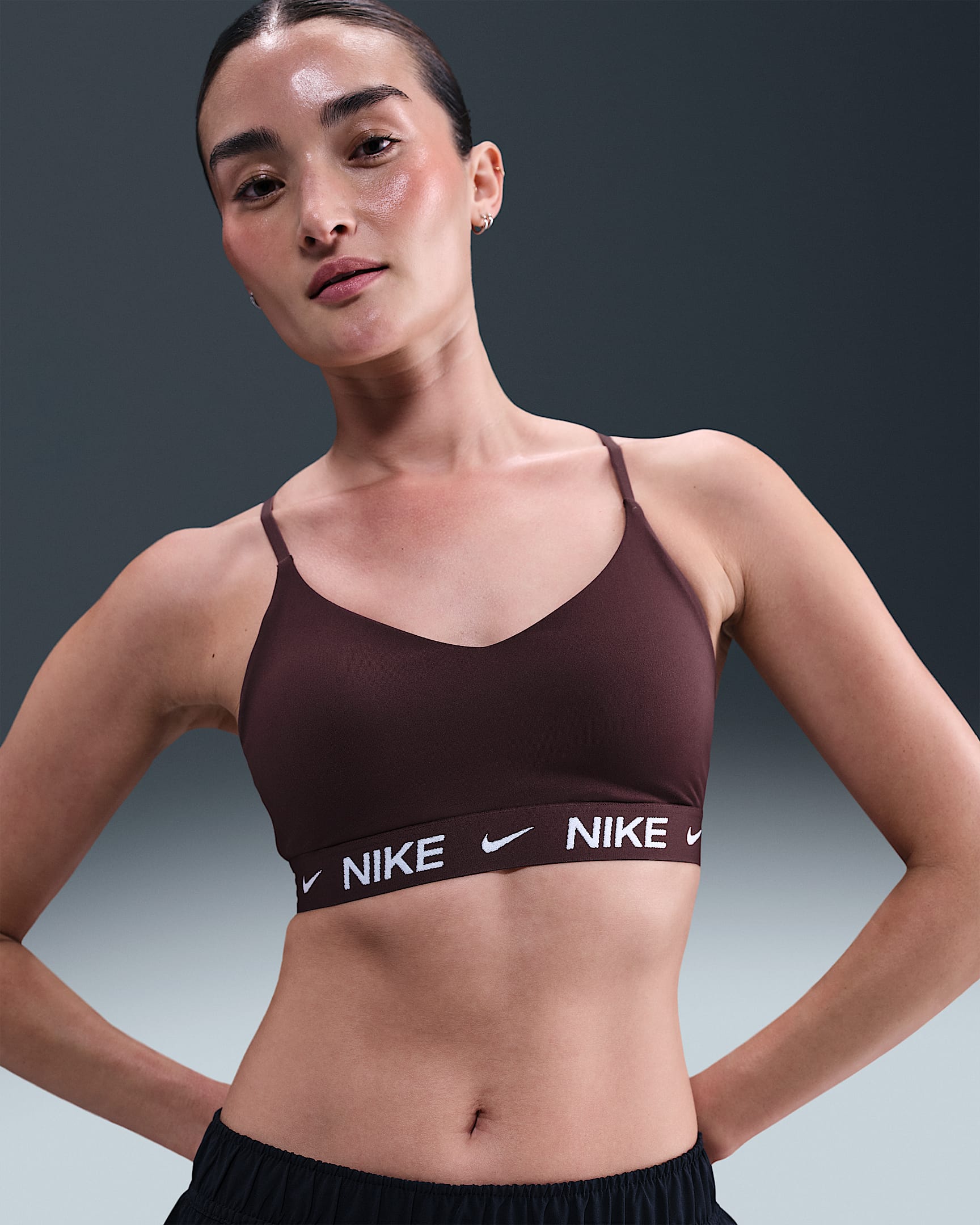 Nike Indy 女子可调节低强度支撑速干衬垫运动内衣 - 鲜亮勃艮第酒红/白色