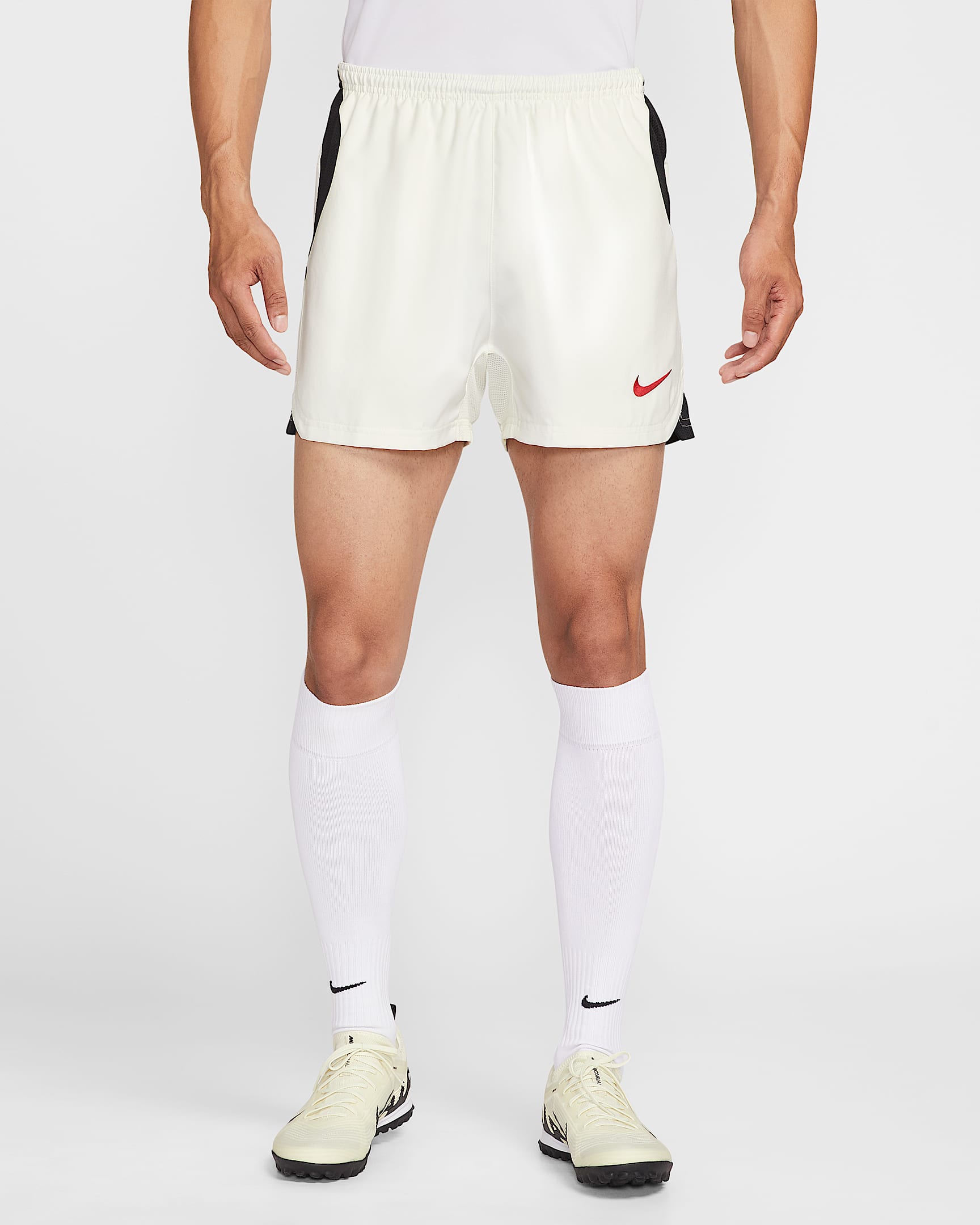 Nike Total 90 Dri-FIT 男子速干足球短裤 - 帆白/黑/健身红