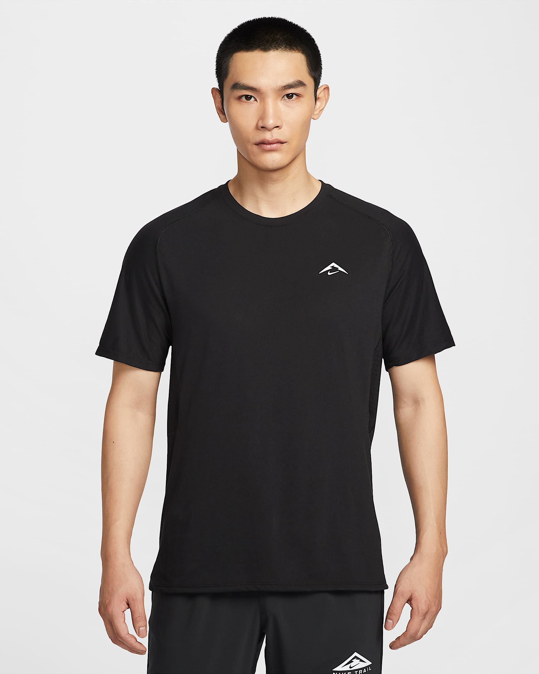 Nike Solar Chase Dri-FIT ADV 男子速干短袖跑步上衣 - 黑/山峰白