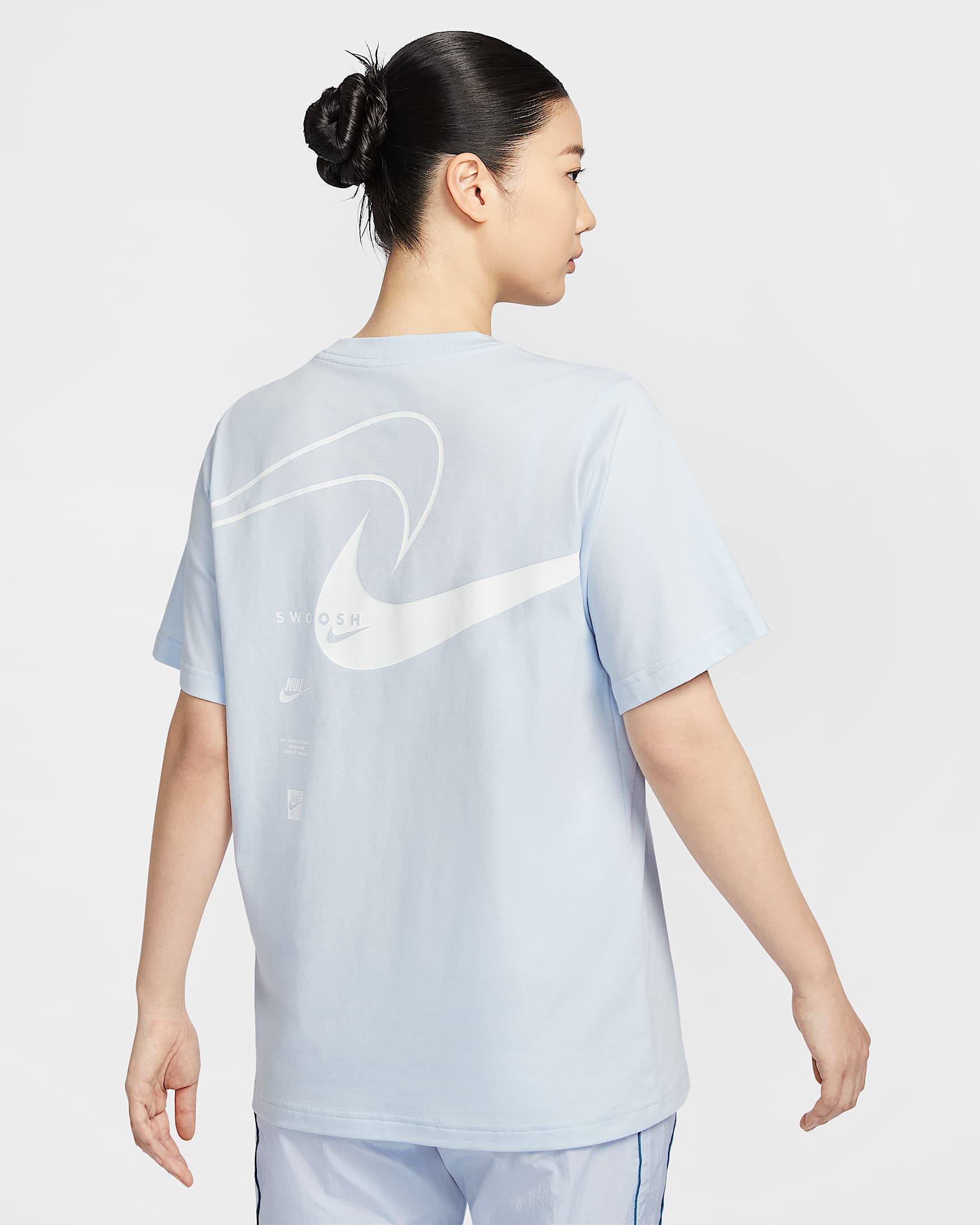 Nike Sportswear Club 女子纯棉短袖T恤 - 紫蓝