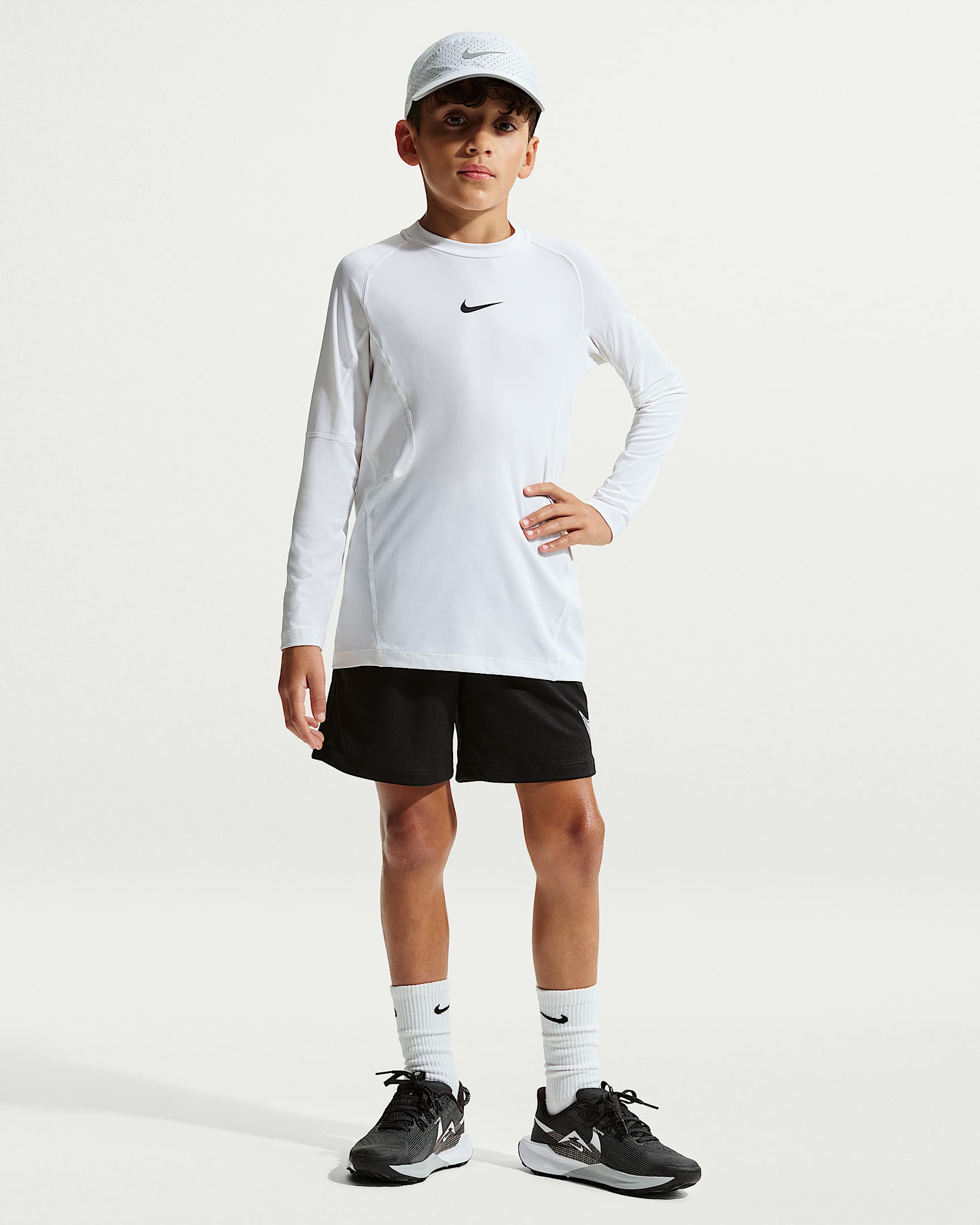 Nike Multi Dri-FIT 大童（男孩）速干训练短裤 - 黑/白色