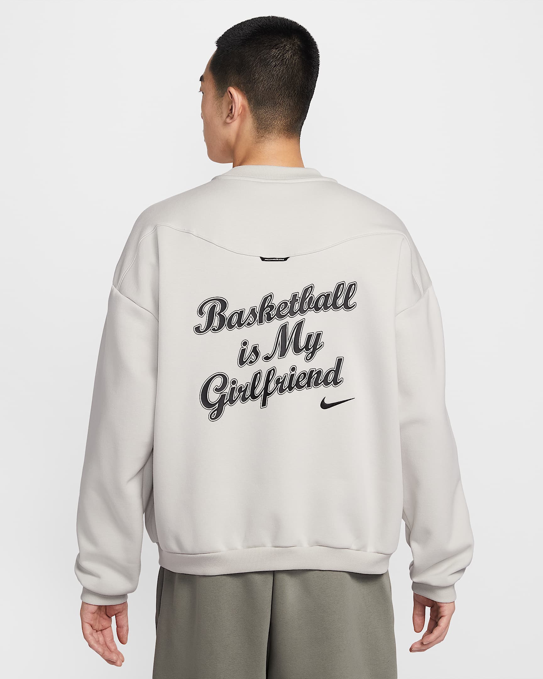 Nike Standard Issue Therma-FIT 男子加绒篮球圆领上衣 - 浅骨色