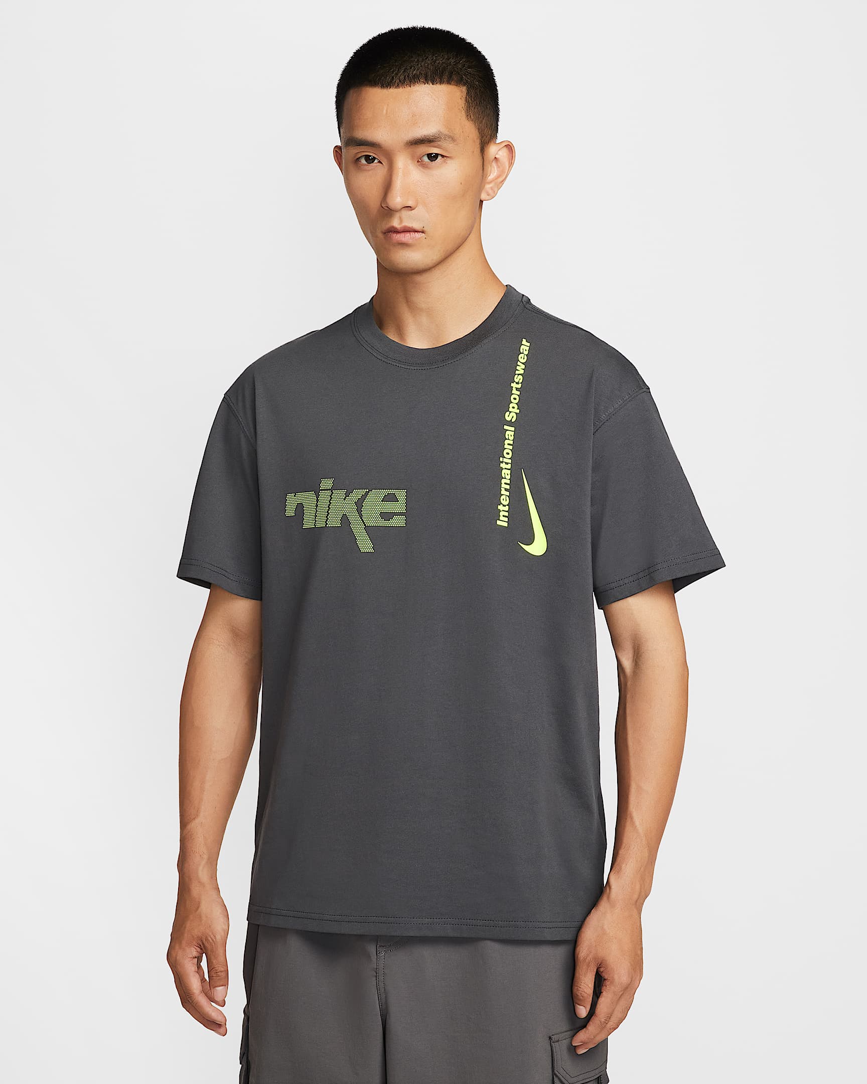 Nike Sportswear 男子T恤 - 煤黑