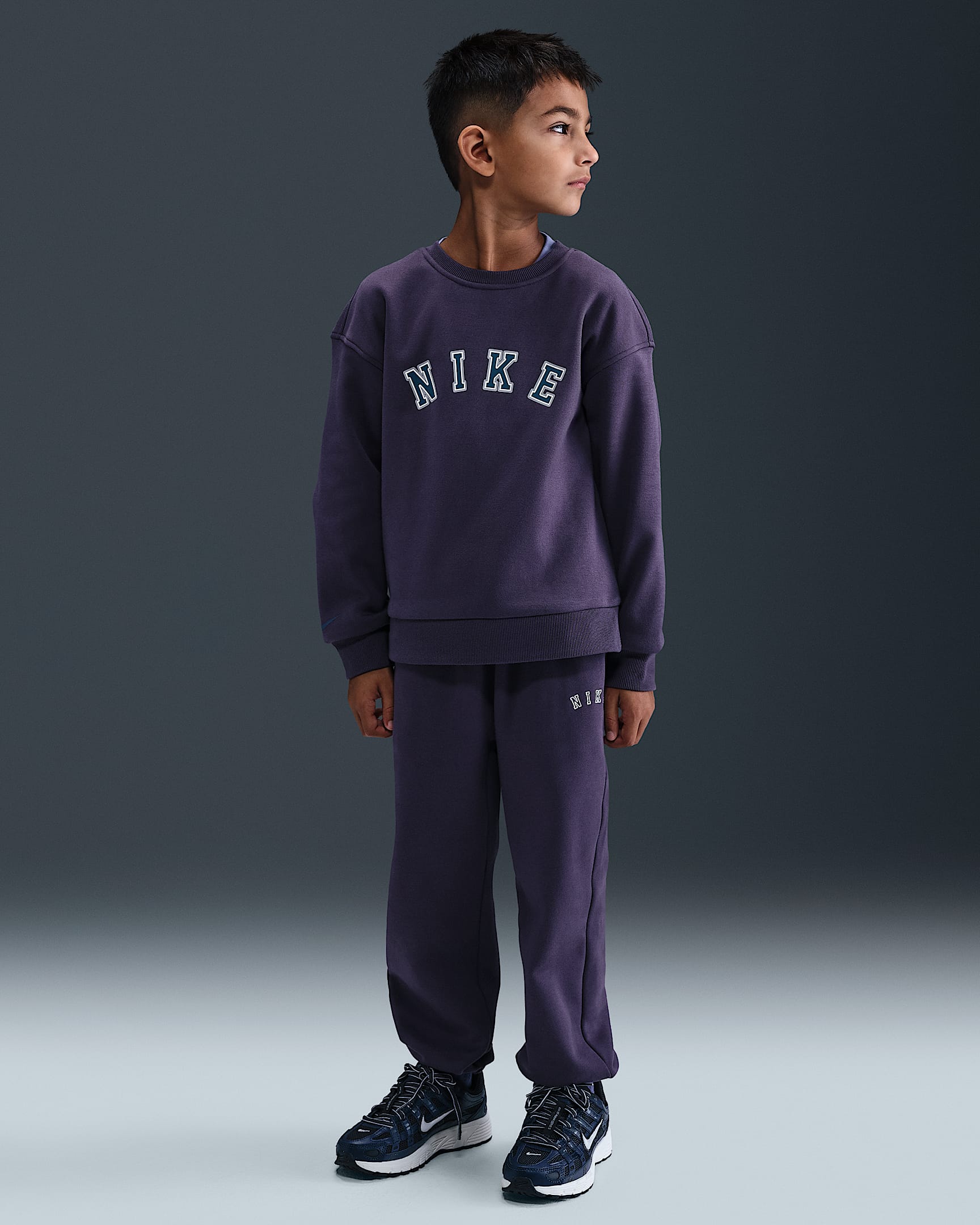 Nike Cozy 幼童加绒圆领上衣和长裤套装 - 乌紫