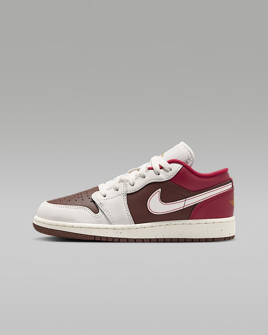 Air Jordan 1 Low SE 新年系列大童运动鞋 - 浅巧克力色/帆白/深队红/帆白