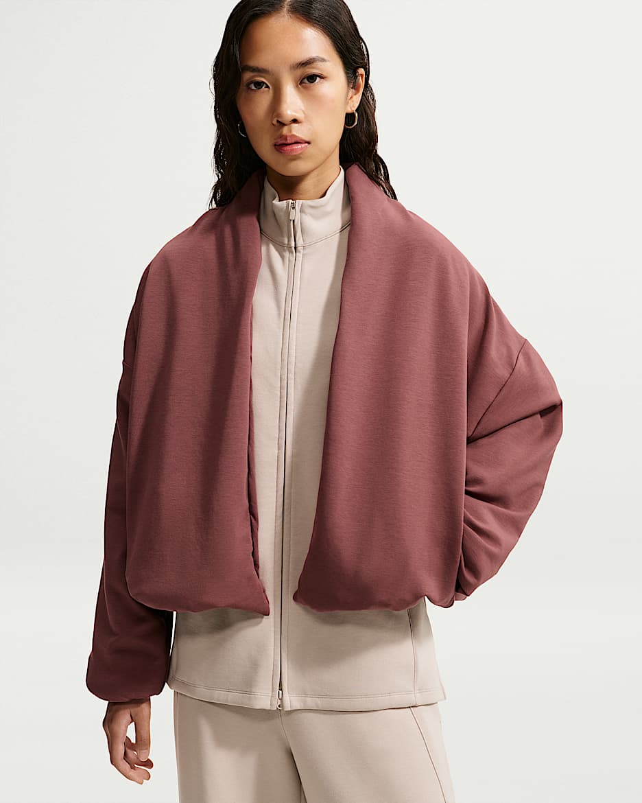 Nike 24.7 ImpossiblySoft Plush Therma-FIT 超感柔软女子夹克 - 浅软石褐/鲜亮勃艮第酒红