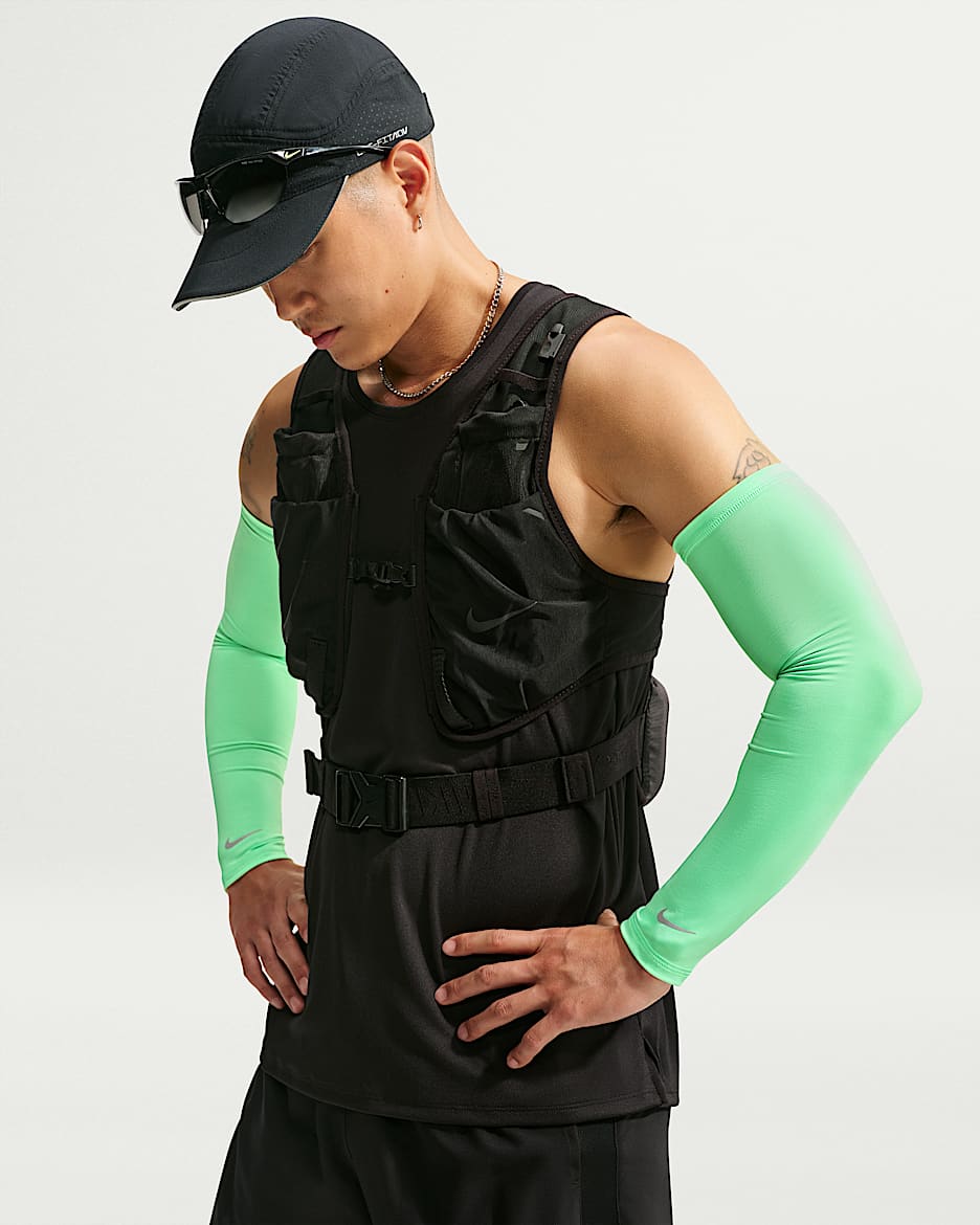 Nike Dri-FIT 2.0 轻便型防晒速干跑步护臂(1 副) - 梦幻绿/银
