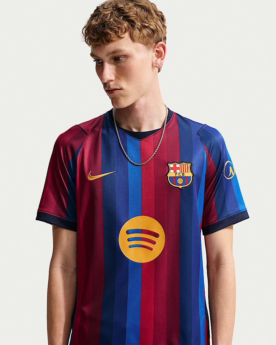 2026/27 赛季巴萨主场球迷版 Nike Dri-FIT 男子速干足球球衣 - 深石榴红/空间蓝/黑蓝/矿物黄
