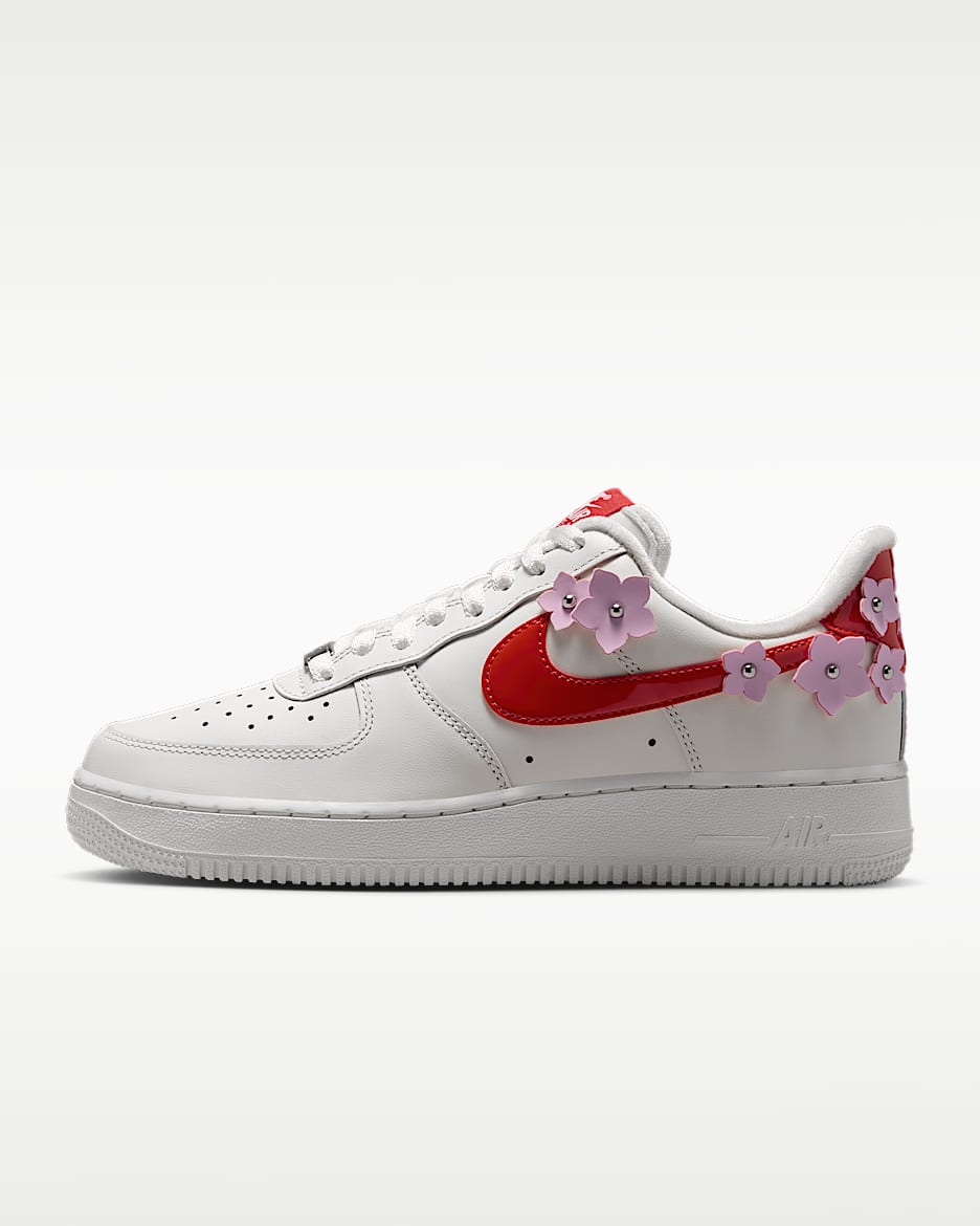 Nike Air Force 1 '07 "Florette" 女子空军一号运动鞋 - 帆白/泡沫粉/金属银/热情红