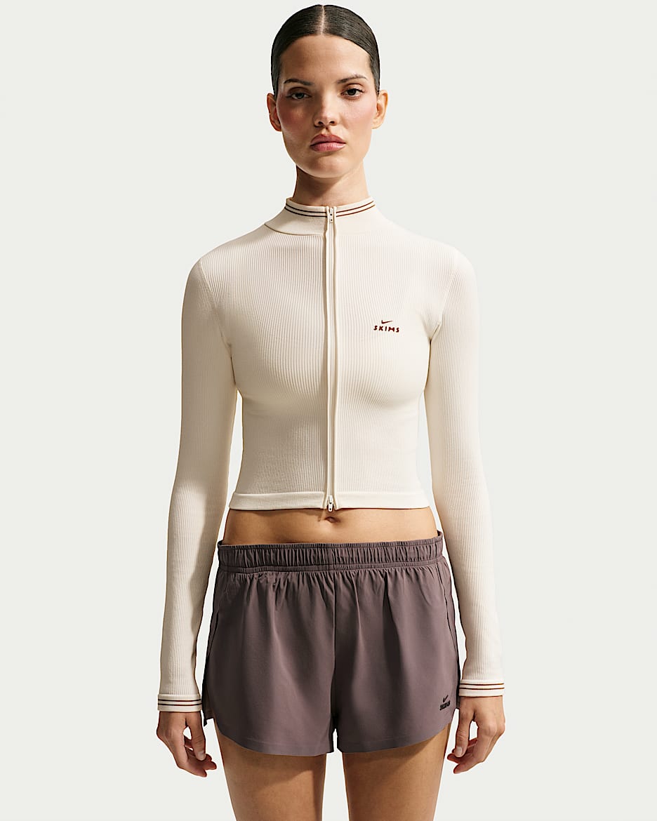 NikeSKIMS Ribbed 女子短款全长拉链开襟上衣 - NSKM Actv Ivory/NSKM Resin/NSKM Actv Ivory