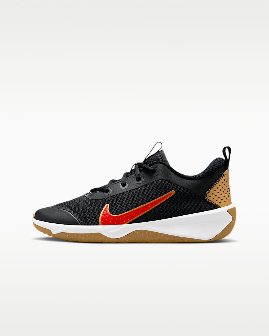 Nike Omni Multi-Court 大童体育课综合运动鞋 - 黑/金属色/橡皮黄/浅深红