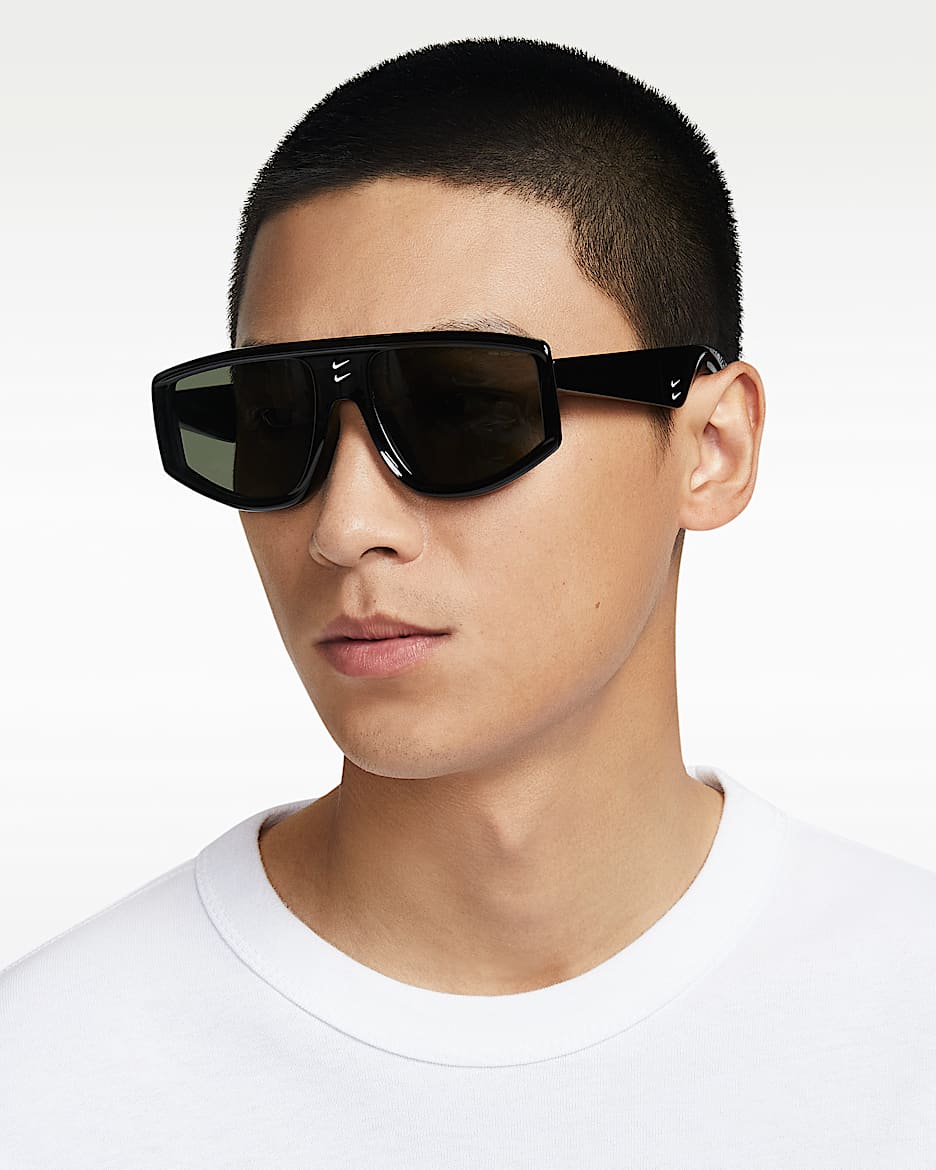 Nike Sonar Surge 低鼻桥太阳镜 - 黑/白色