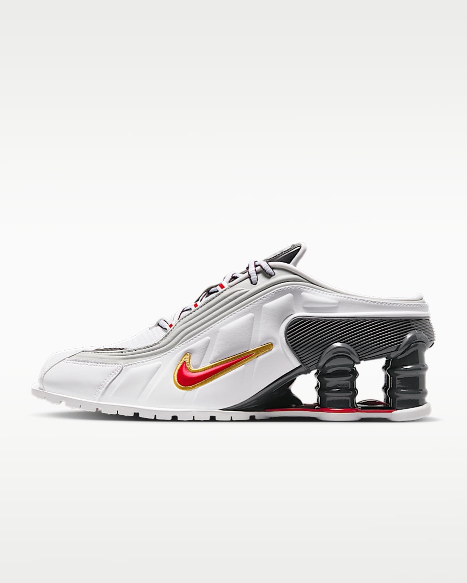 Nike x Martine Rose Shox MR4 女子一脚蹬气柱运动鞋 - 白色/金属银灰/暗炭黑/校园红