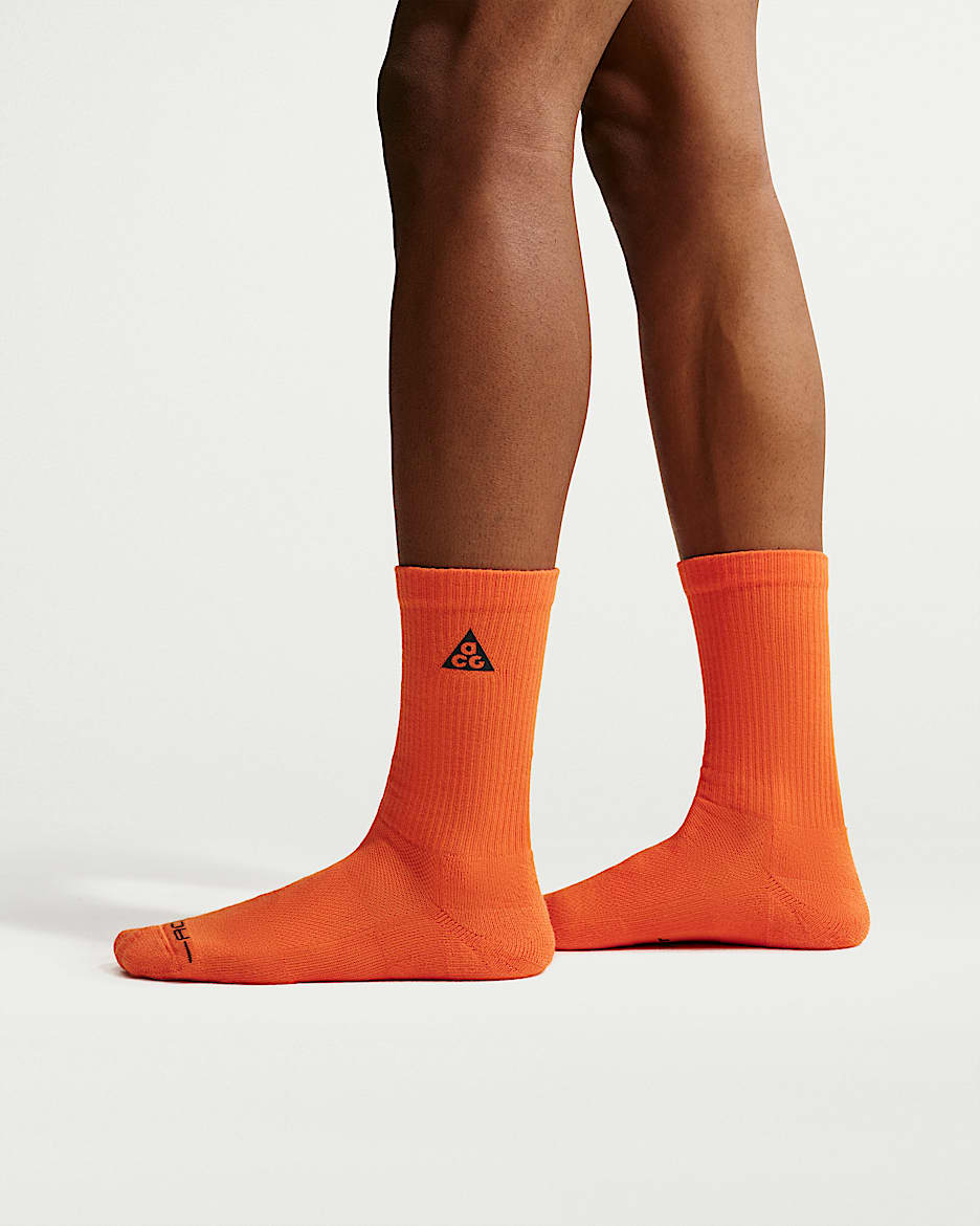 Nike ACG Everyday Elevated 速干中筒运动袜(1 双) - 安全橙/黑