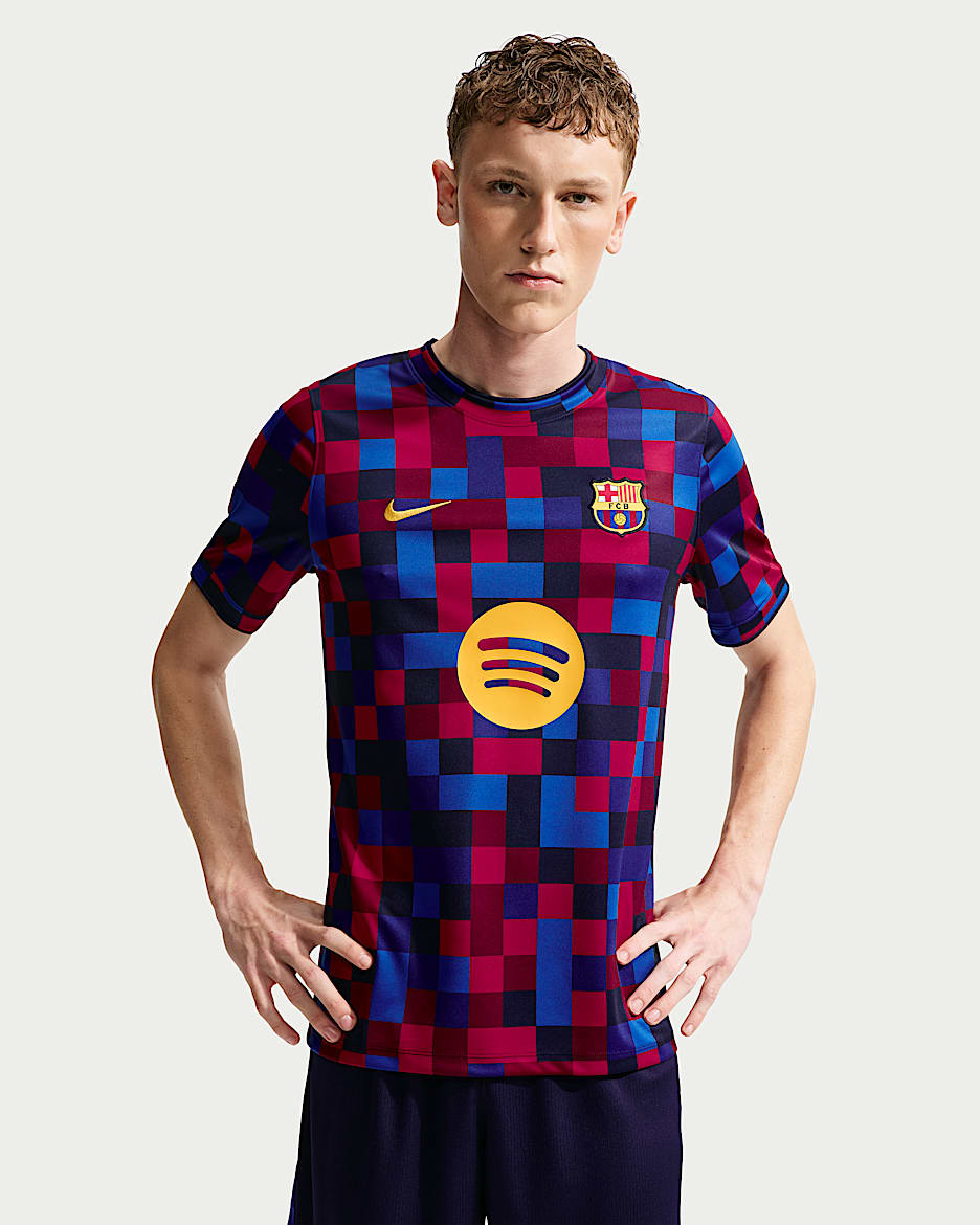 巴萨(巴塞罗那足球俱乐部)Nike Dri-FIT 男子速干赛前足球短袖上衣 - 贵族红/贵族红/黑蓝/矿物黄
