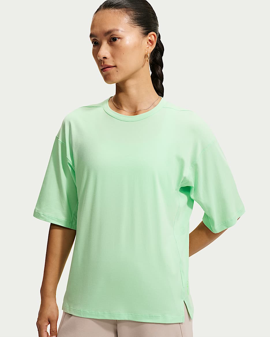 Nike 24.7 ImpossiblySoft Light Dri-FIT 超感柔软女子速干短袖T恤 - 静谧黄瓜绿/梦幻绿