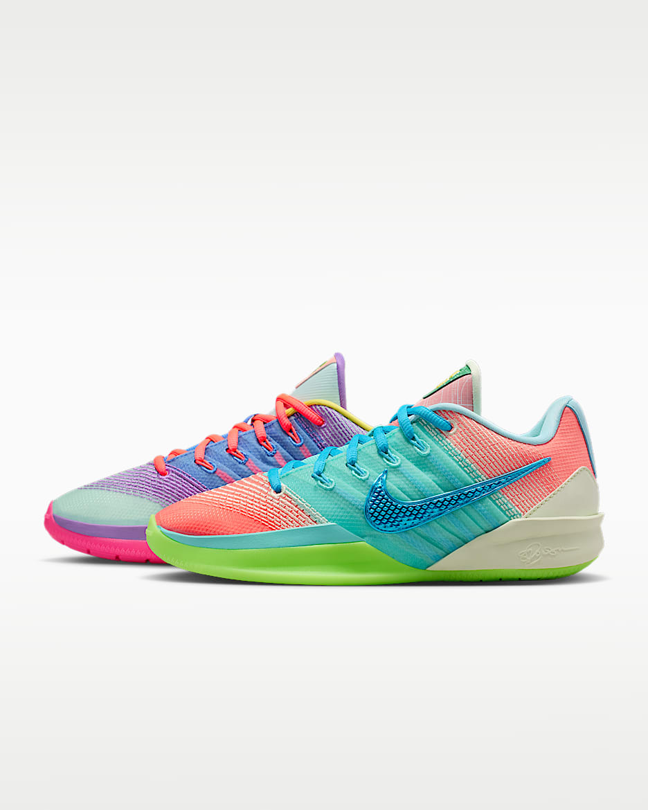 Sabrina 3 "What The?" 萨布丽娜男/女篮球鞋 - 伊格鲁蓝/水晶蓝/浅原子粉/火山岩红