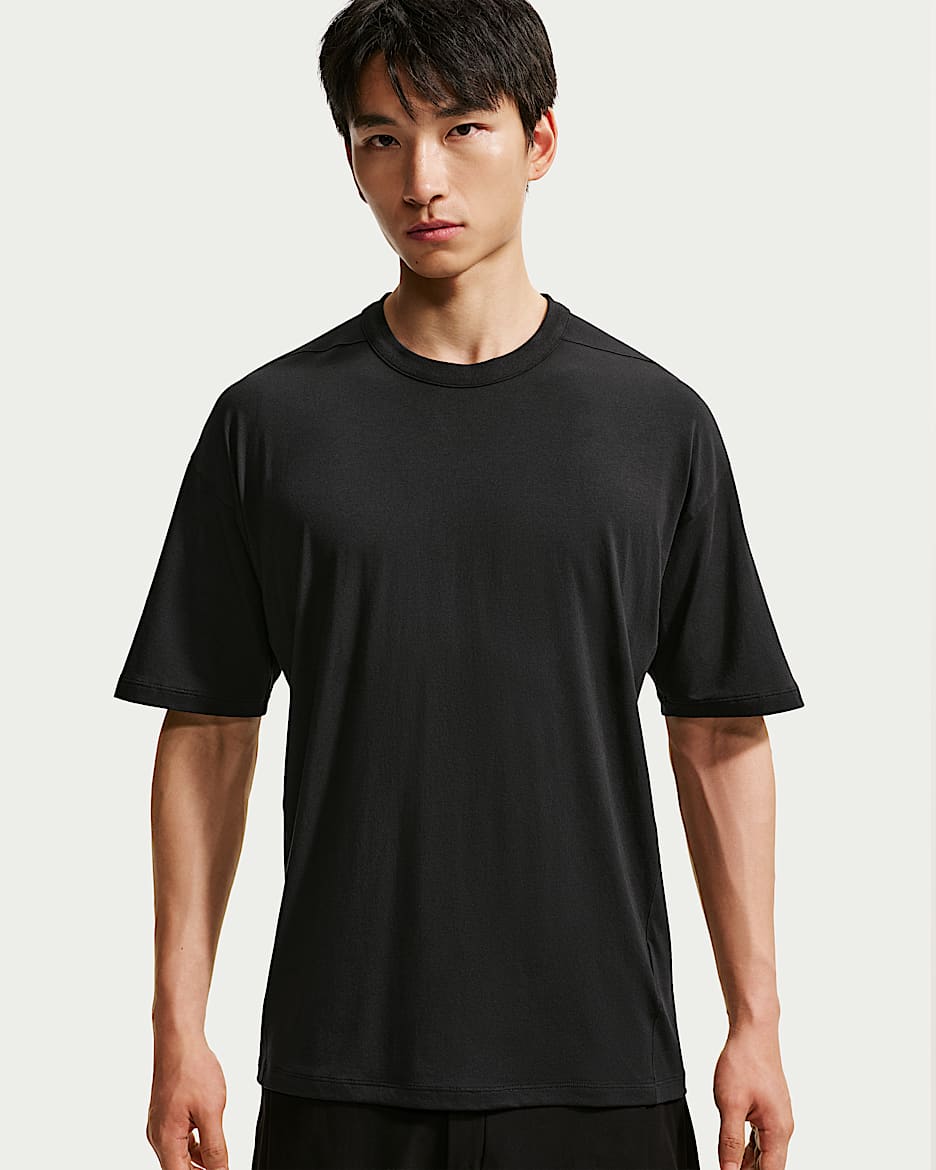 Nike 24.7 ImpossiblySoft Light Dri-FIT 超感柔软男子速干短袖T恤 - 黑/黑/暗烟灰