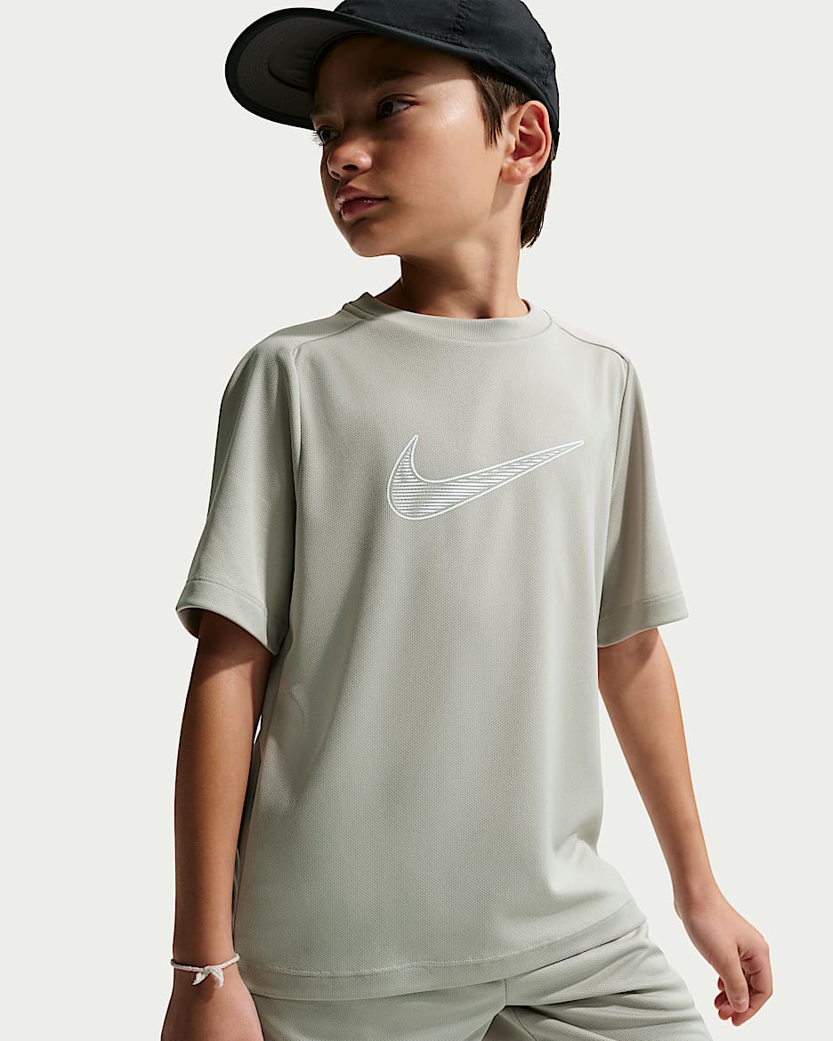 Nike Multi Dri-FIT 大童（男孩）速干短袖训练上衣 - 雾杉木绿/白色