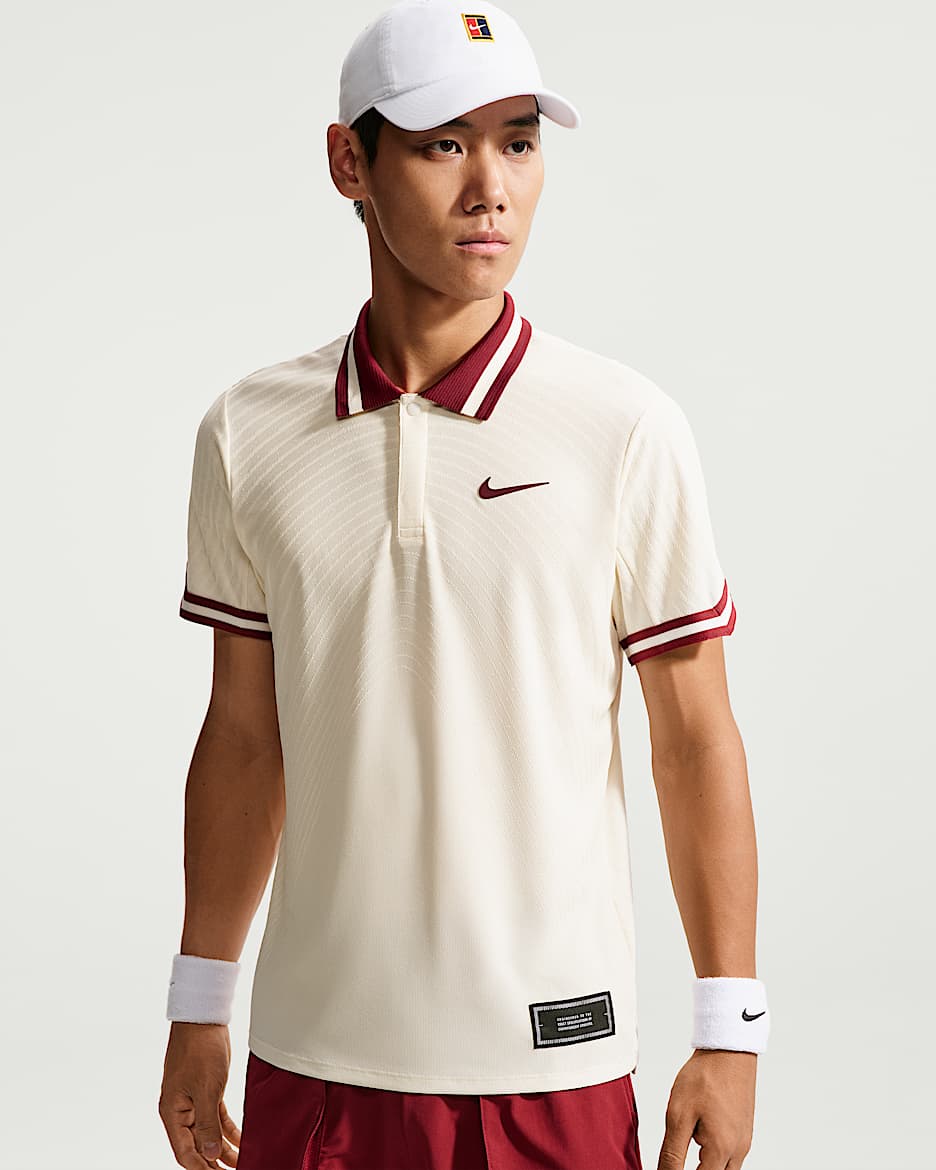 NikeCourt Slam Aero-FIT 扬尼克·辛纳同款男子网球短袖翻领T恤 - 淡象牙白/队红