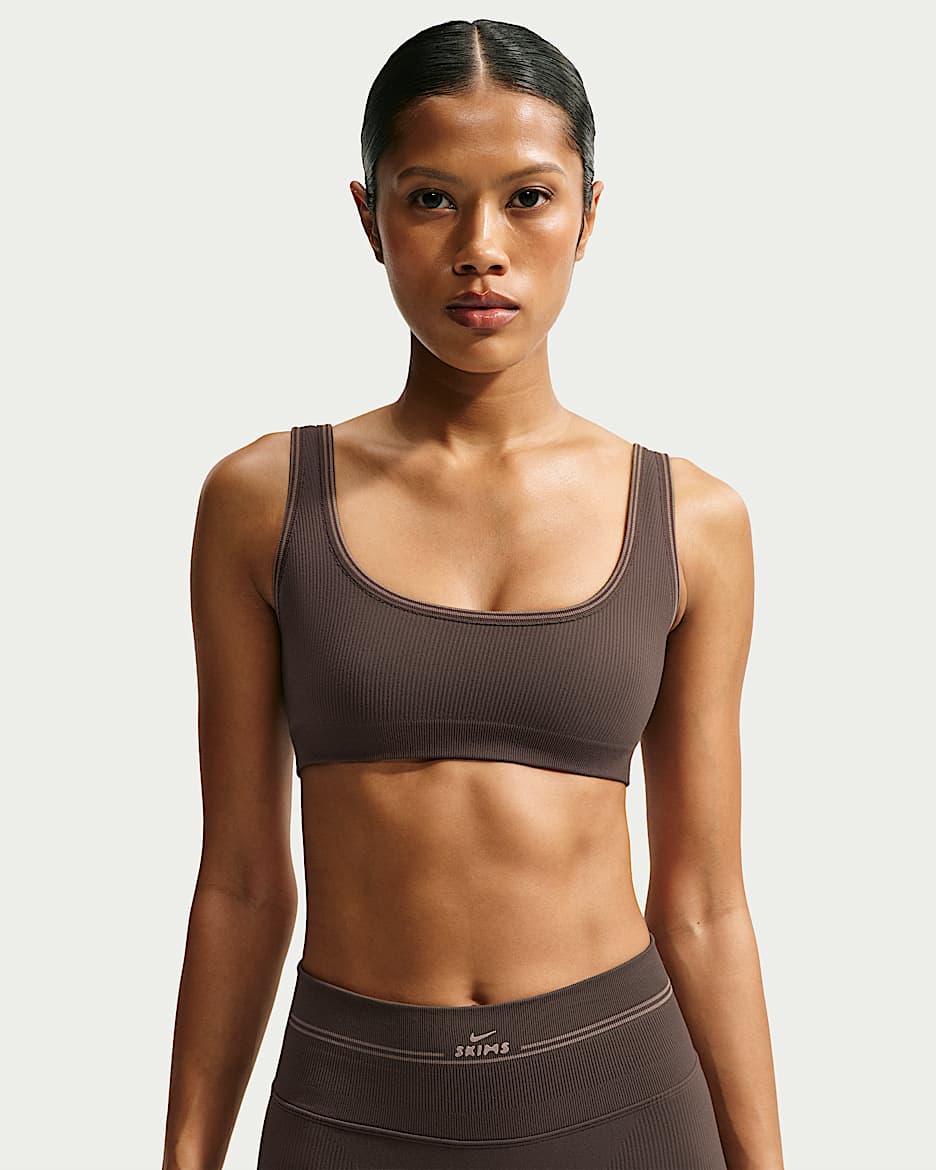 NikeSKIMS Ribbed 女子 U 领运动内衣（无胸垫） - NSKM Phoenix/NSKM Truffle