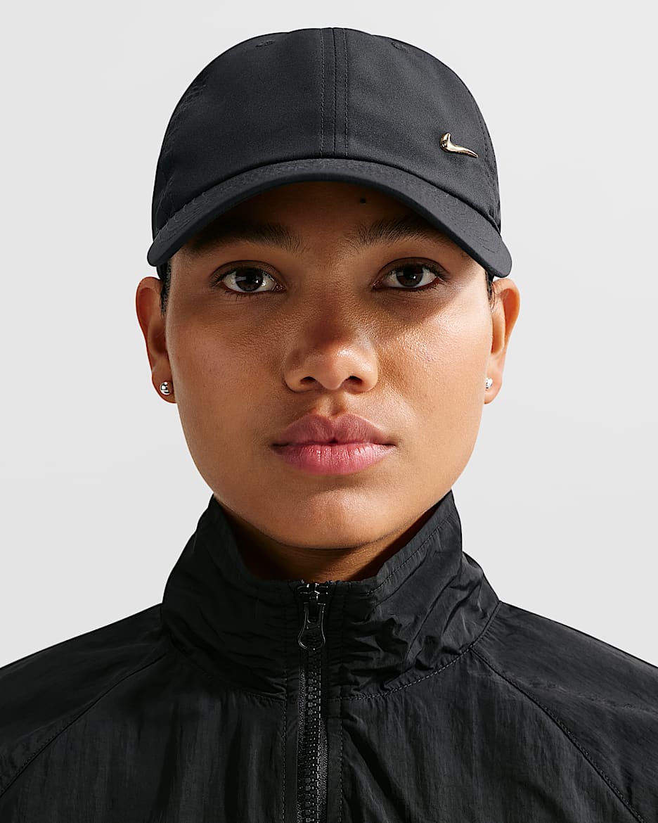 Nike Dri-FIT Club 速干软顶金属耐克勾运动帽 - 黑/金属色