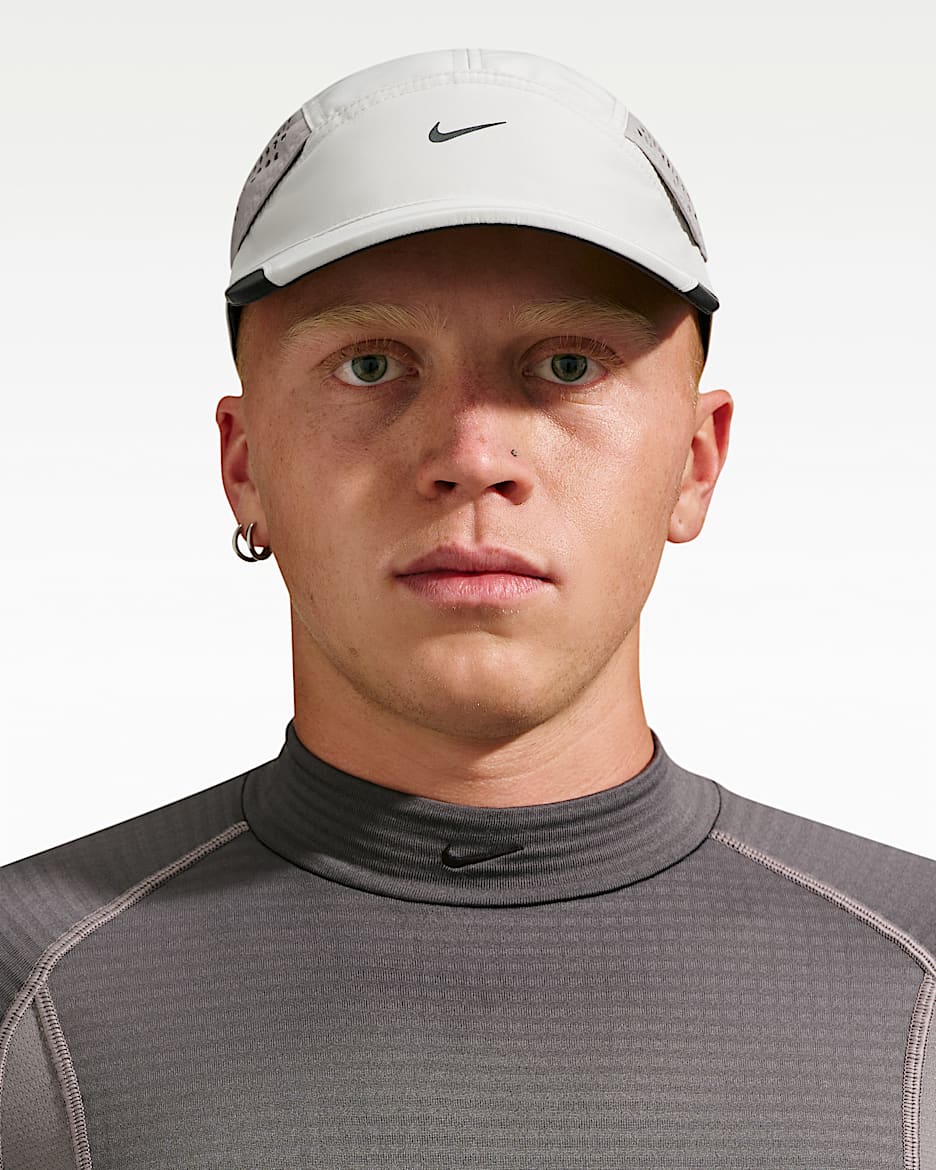Nike Fly Nike Tech 软顶运动帽 - 浅骨色/大学灰/煤黑