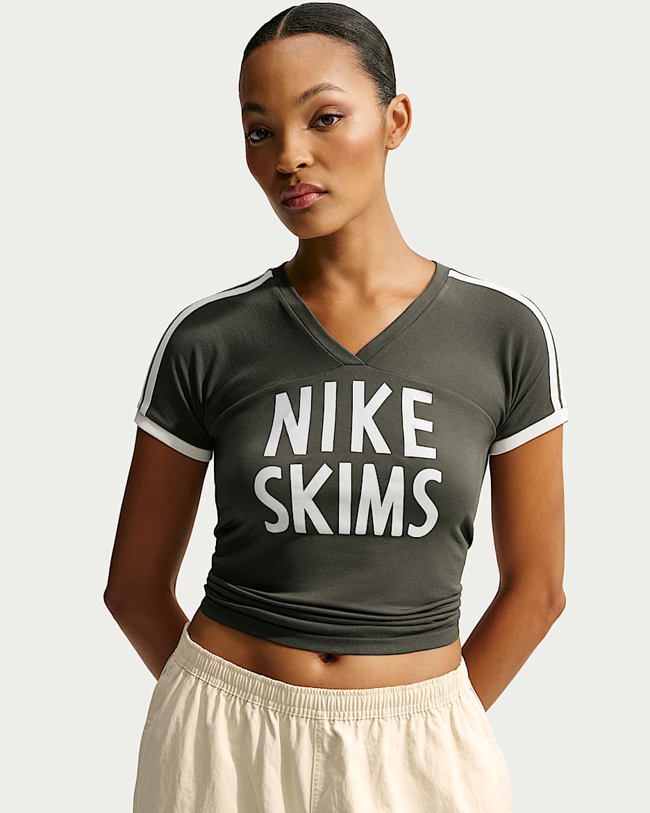 NikeSKIMS Stretch Knit 2.0 女子速干 V 领短袖上衣 - NSKM Boulder/NSKM Ecru