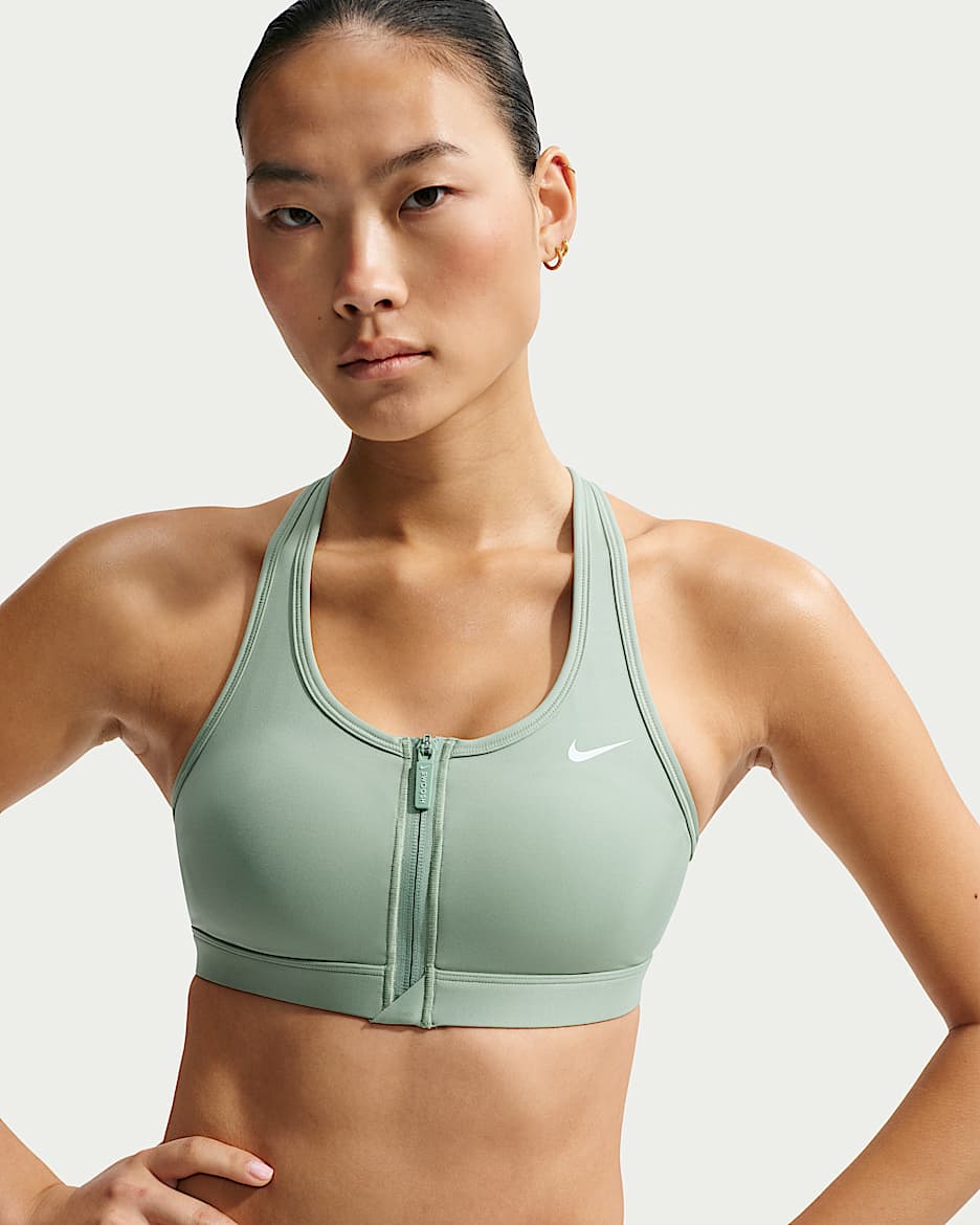 Nike Swoosh 女子中强度支撑速干衬垫前拉链运动内衣 - 温和灰绿/温和灰绿/白色