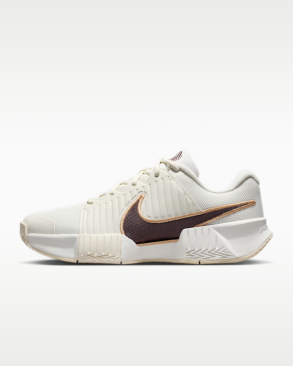Nike GP Challenge Pro 女子硬地球场网球鞋 - 淡象牙白/棕褐色/图腾黑紫