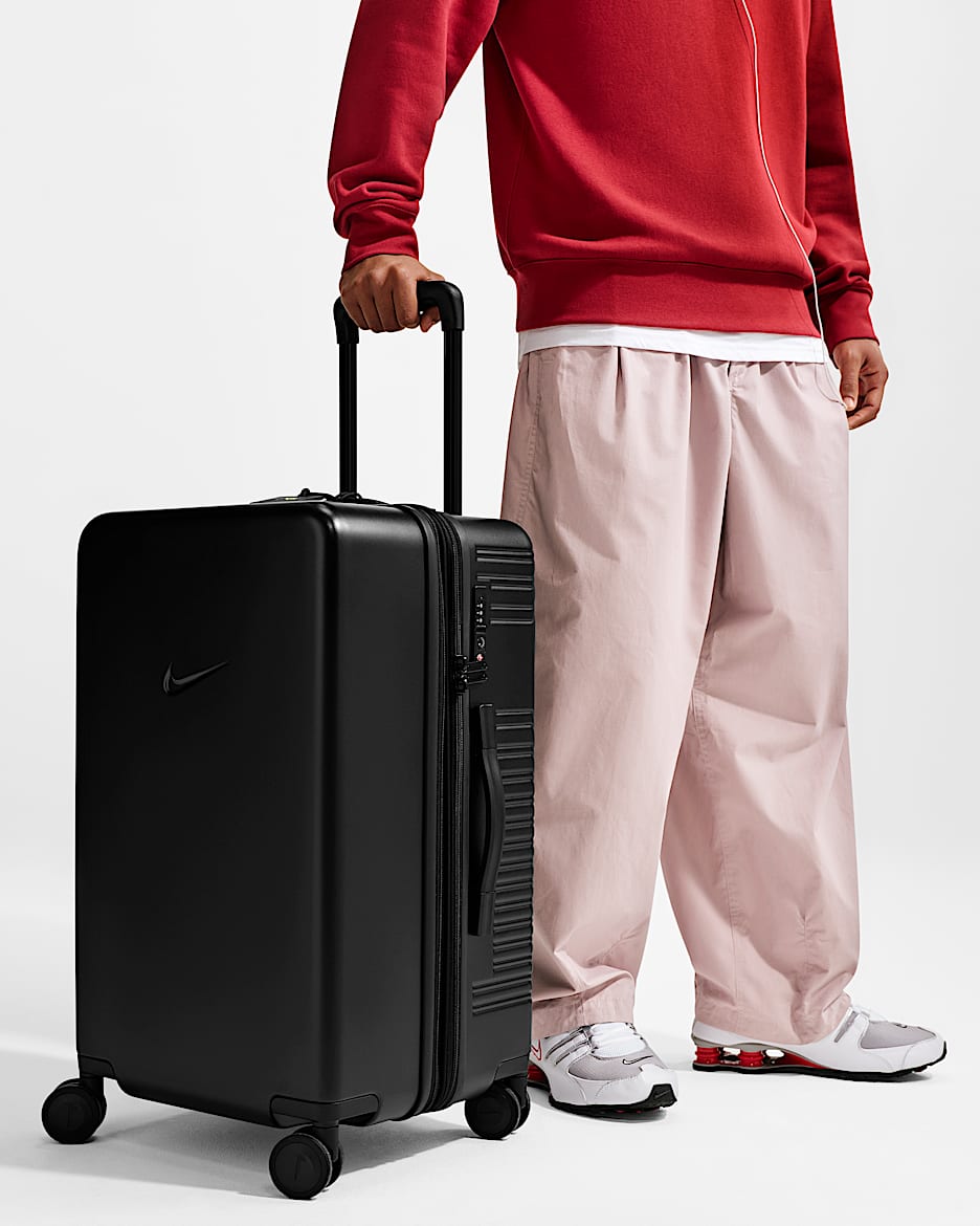 Nike Medium Checked Luggage 24 英寸硬壳行李箱 - 黑/黑/黑