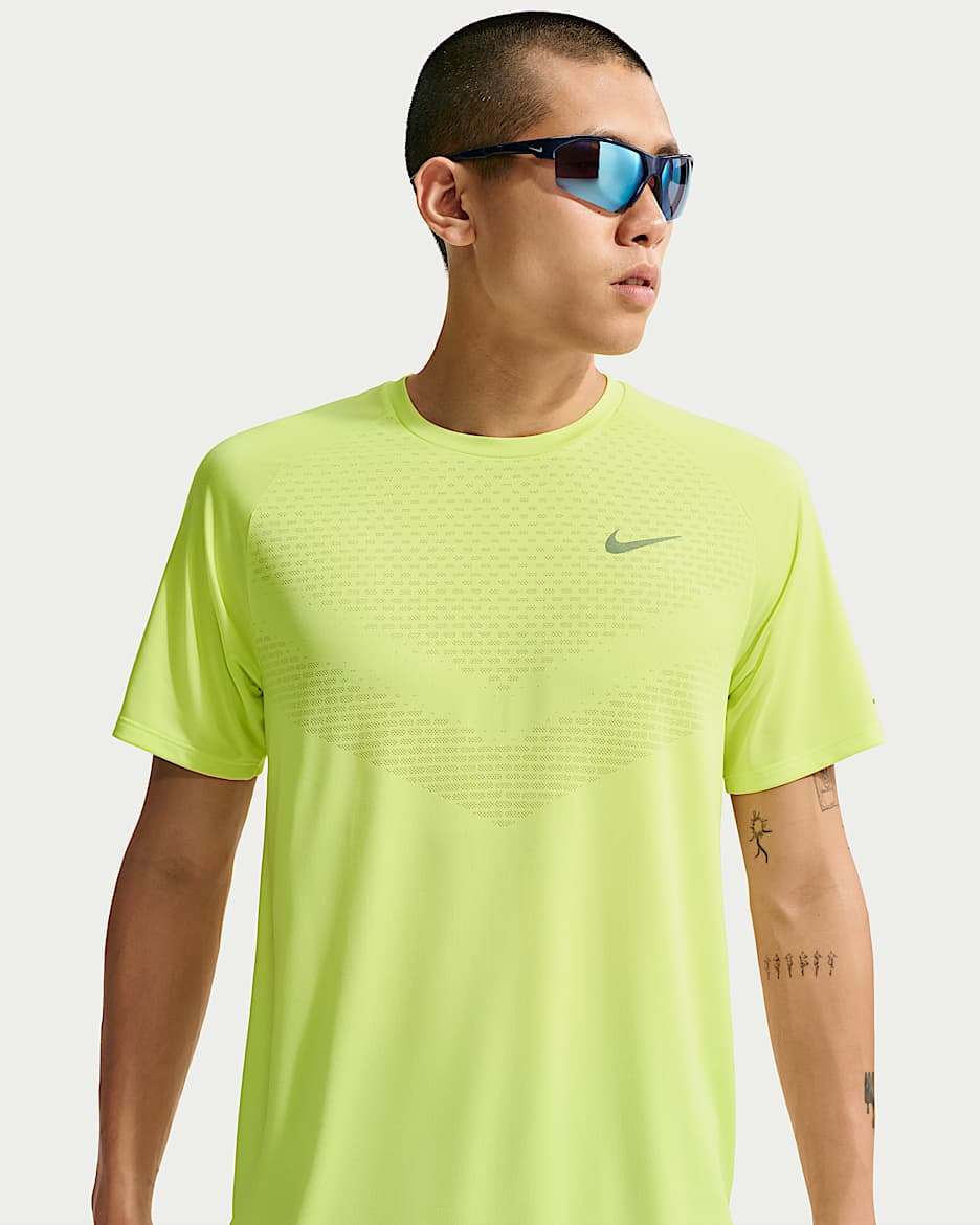 Nike Stride Dri-FIT ADV 速干科技男子短袖跑步上衣 - 浅柠檬黄