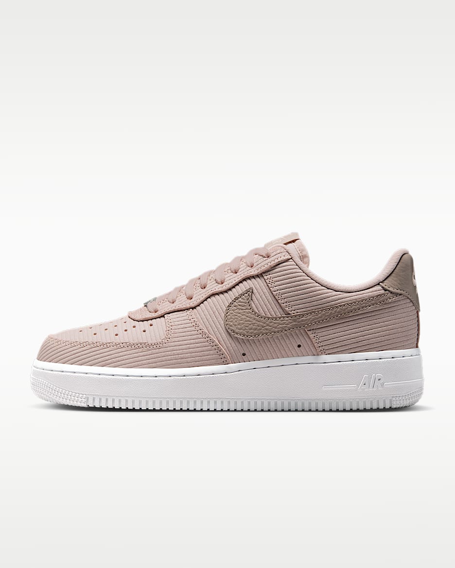 Nike Air Force 1 '07 女子空军一号运动鞋 - 砂岩灰粉/白色/金属银/麦芽黄