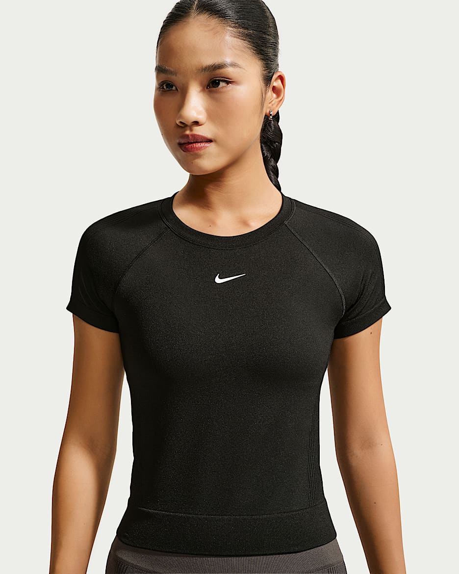 Nike Pro Dri-FIT 女子平整缝线速干塑形紧身短袖训练T恤 - 黑/白色