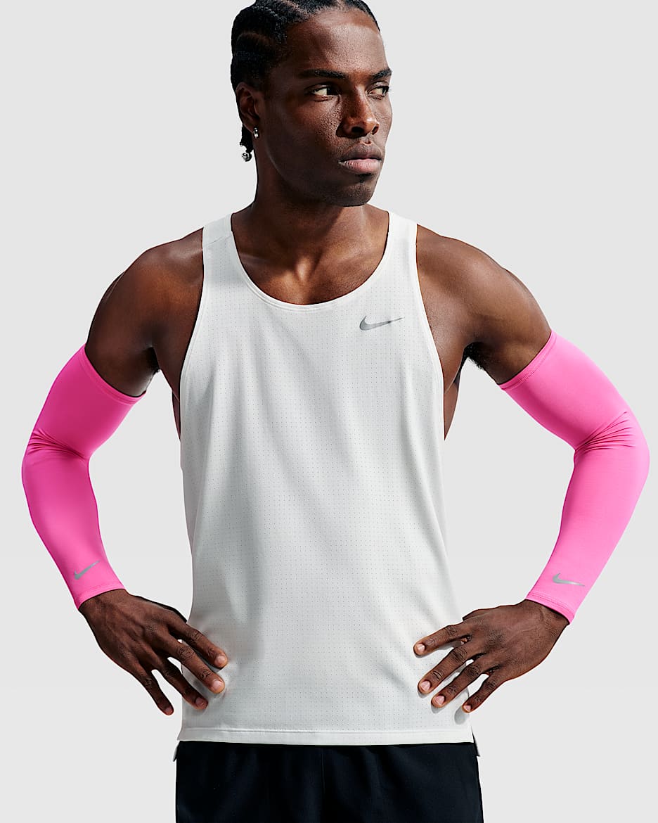 Nike Dri-FIT 2.0 轻便型速干跑步护臂（1 副） - 亚紫粉/银