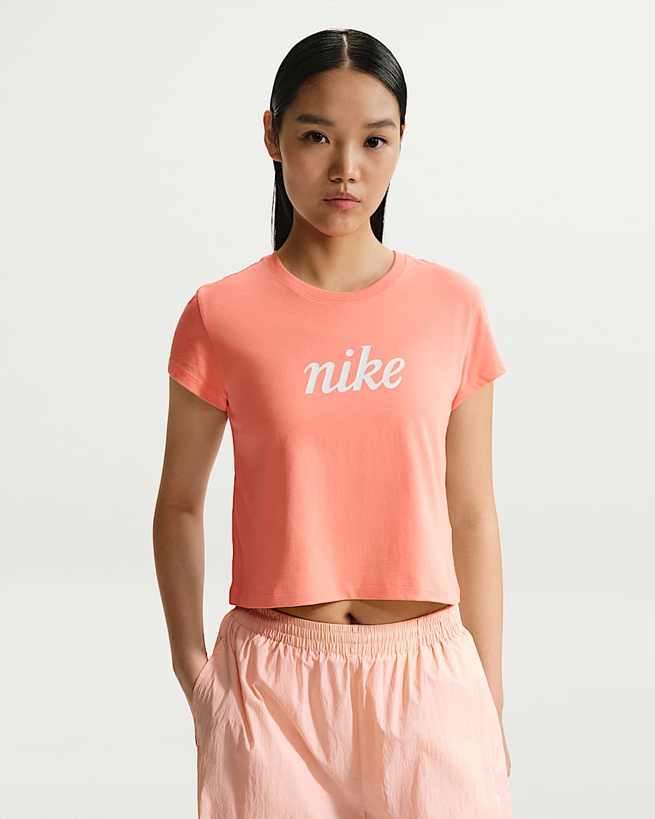 Nike Sportswear Club 女子短袖T恤 - 狂喜深红/帆白