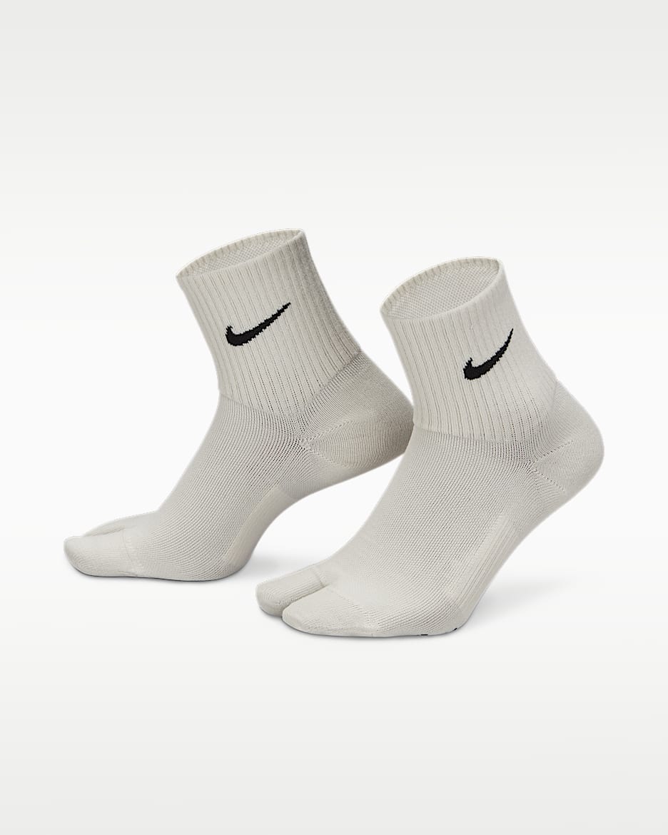 Nike Everyday Plus 轻便型速干分趾式运动短袜(1 双) - 浅骨色/黑