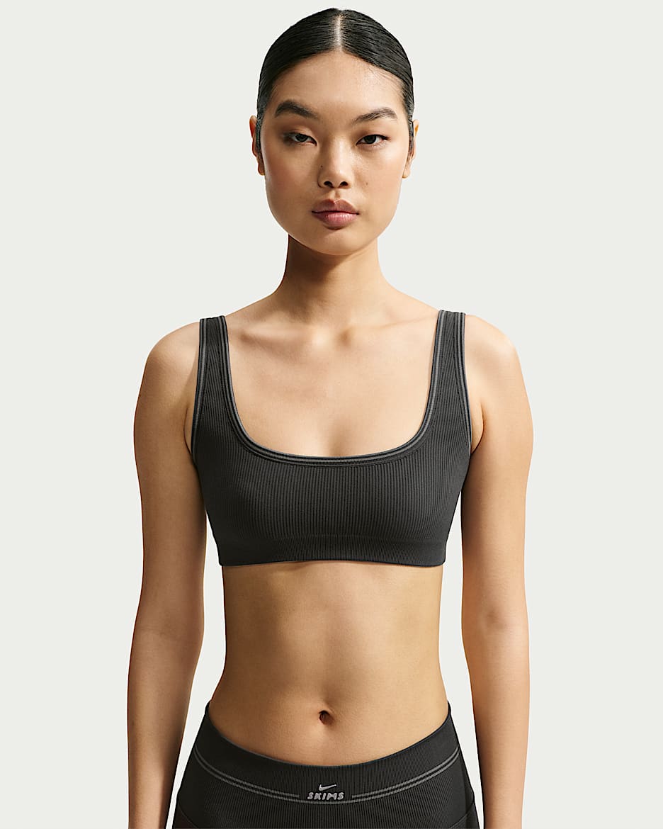 NikeSKIMS Ribbed 女子 U 领运动内衣 - NSKM Obsidian/NSKM Armor