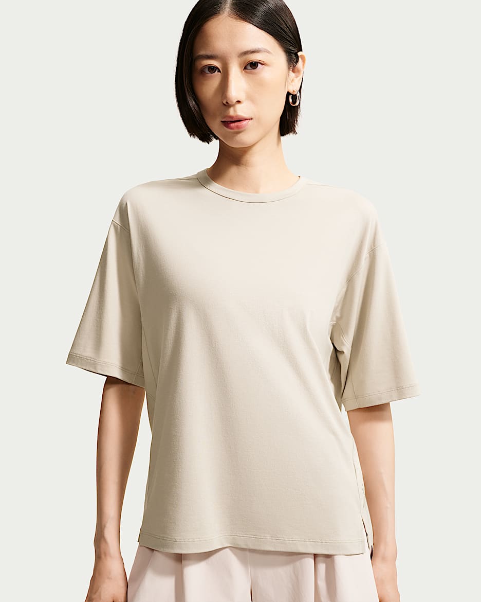 Nike 24.7 ImpossiblySoft Light Dri-FIT 超感柔软女子速干短袖T恤 - 奶白 II/大学灰
