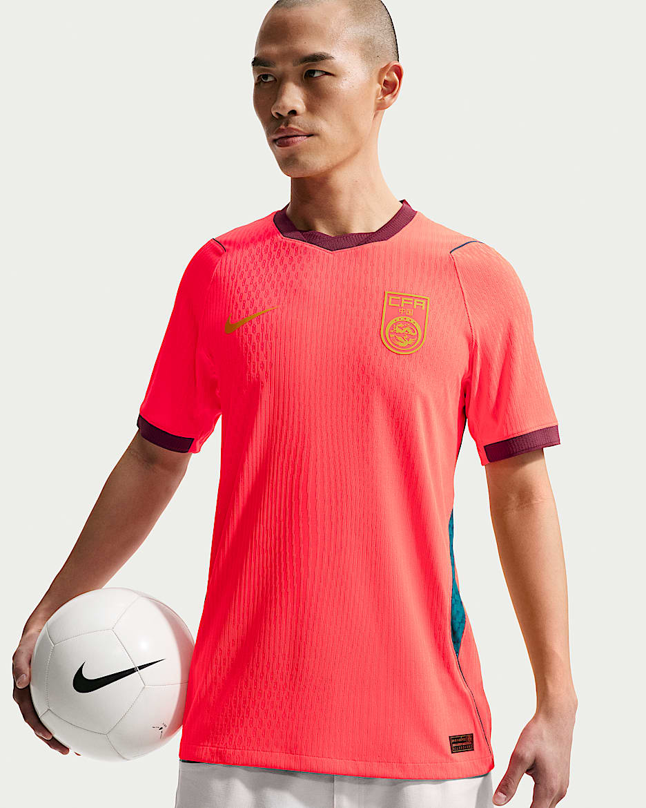 2026 赛季中国队主场球员版 Nike Aero-FIT 男子足球球衣 - 亮深红/队红/暗宝蓝/赭黄