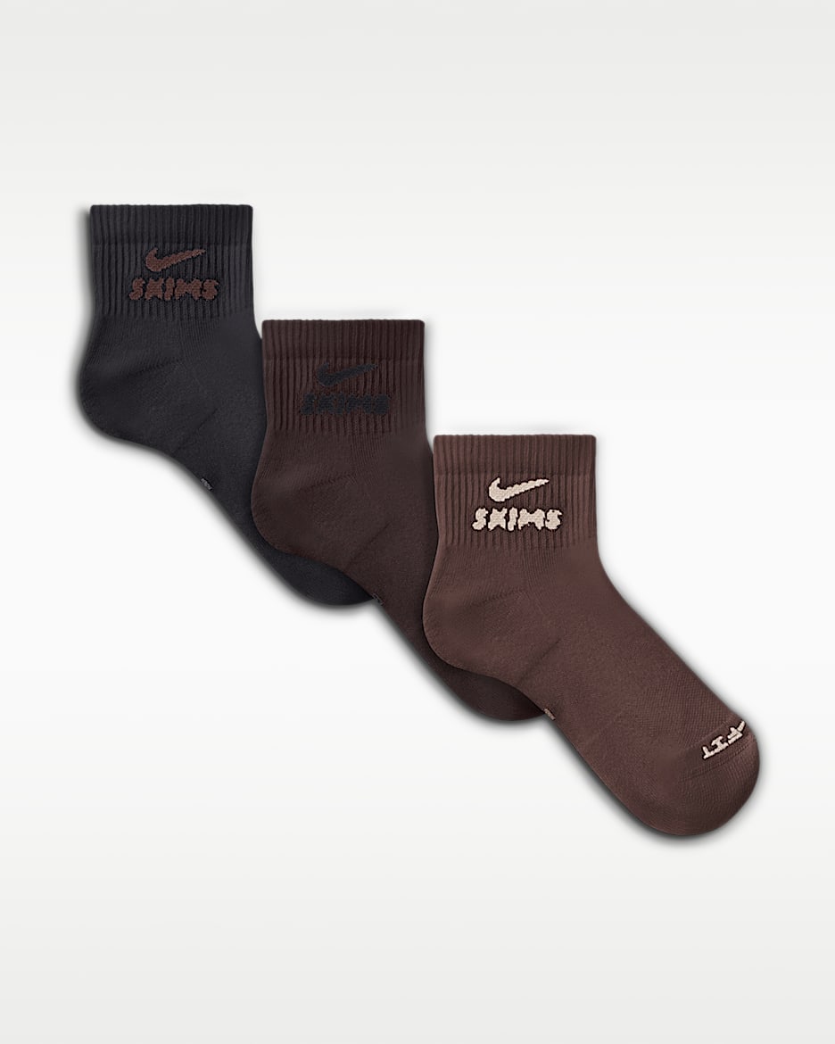 NikeSKIMS Dri-FIT 女子速干运动短袜（3 双） - 多色/NSKM Phoenix/NSKM Dark Sepia